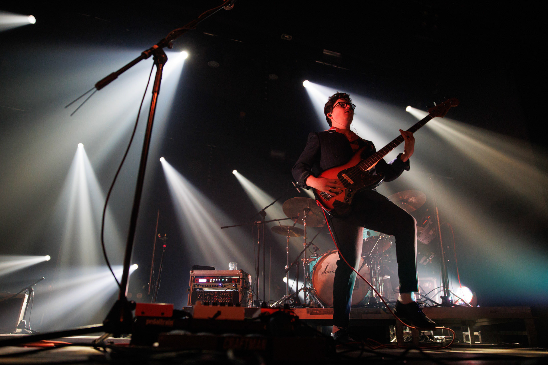 18.12.2021 Karas Rogucki - koncert klub Stodoła - Warszawan/z Kuba Karas - wokal bass,Alternatywny pop, Kayax, Ostatni bastion romantyzmu, fot. Andrzej Wasilkiewicz/Reporter