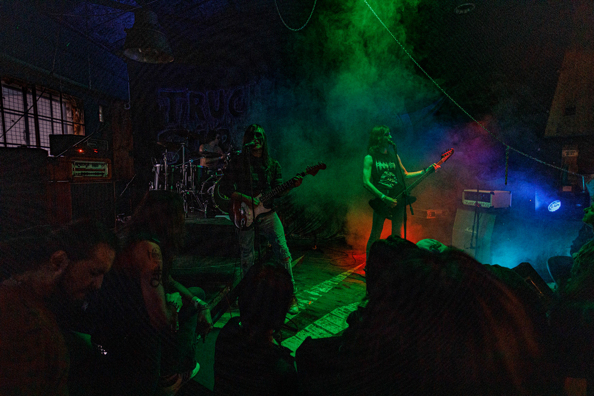 WIELKI MROK (mistyczny black, czarny punk)w składzie:Piącha - bas Czacha - perkusja Szrama - gitara i wokalLokalni wyjadacze od tanich gitar. Maanam dla fanów TANK. Watain dla fanów Budki Suflera. Piją, palą, konia walą i mają w dupie. Czyli tak jak my wszyscy.Produkcja Left Hand Soundsfot. Andrzej Wasilkiewicz/kaziq.com