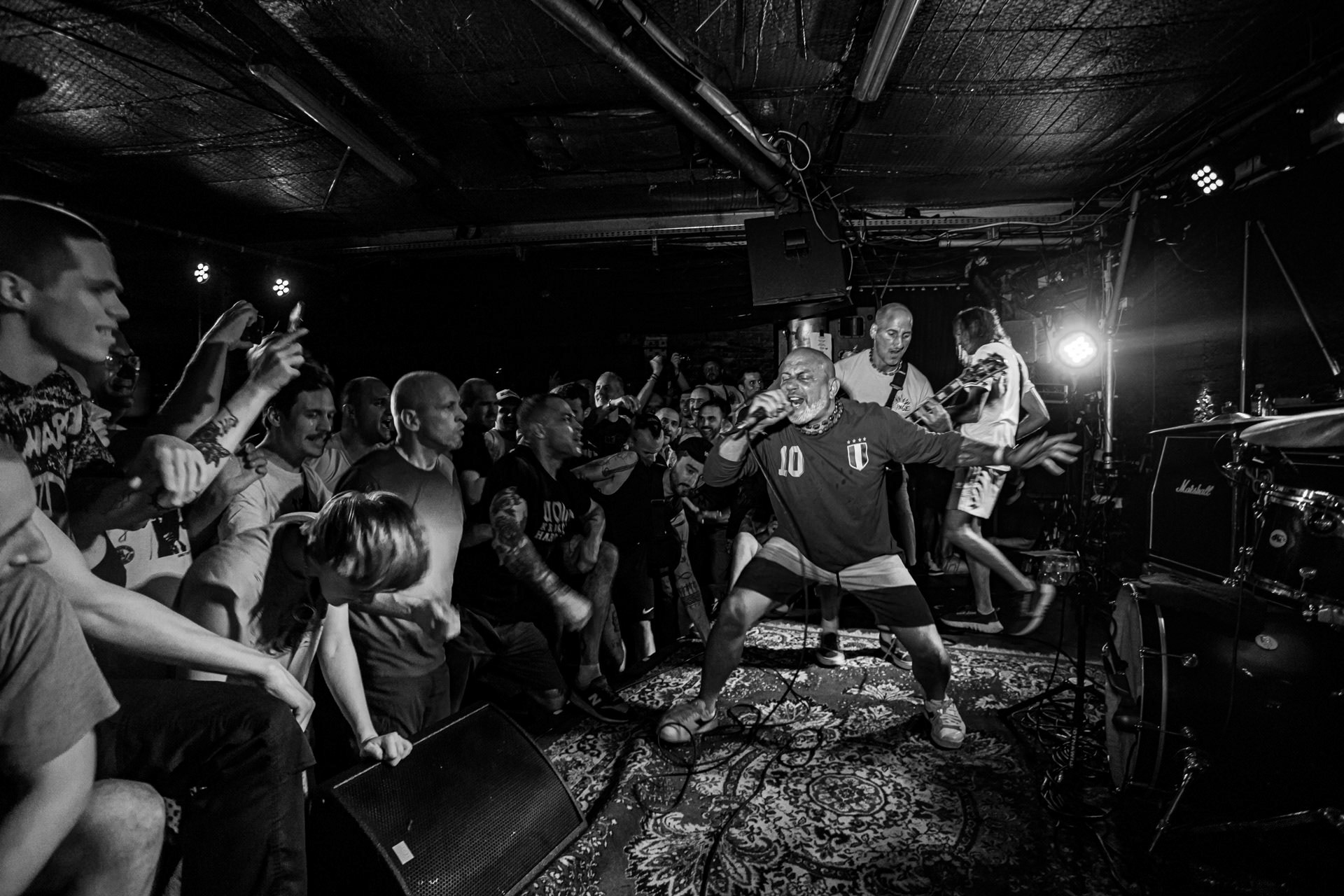 26.07.2022 Youth of Today to założony w 1985 roku hardcore punk’owy zespół, który miał znaczący wpływ na odświeżenie i rozwój sceny Straight Edge w drugiej połowie lat 80. XX wieku. Założycielami grupy są wokalista Ray Cappo oraz gitarzysta John Porcelly, którzy występowali wcześniej w Violent Children. Youth of Today ma na swoim koncie 5 wydawnictw, z czego takie płyty jak „Can’t Close My Eyes”, „Break Down the Walls” czy „We Are Not in This Alone” uważane są za jedne z najważniejszych w historii gatunku. Działalność zespołu została zawieszona w 1990 roku, a Cappo i Porcelly skupili się na bardziej melodyjnych projektach: krishnacore’owym Shelter oraz Better Than a Thousand. Grupa reaktywowała się w 2003 roku i od tamtego czasu sporadycznie występuję na całym świecie. Youth of Today bez wątpienia jest inspiracją dla wielu zespołów. Kapela odegrała kluczową rolę w tworzeniu hardcore’owej subkultury „Youth Crew” opowiadającej i rozwijającej się w myśl zasadom Straight Edge oraz wegetarianizmu. Warszawski koncert w Hydrozagadce. Produkcja WiniaryBookings. fot. Andrzej Wasilkiewicz/kaziq.com