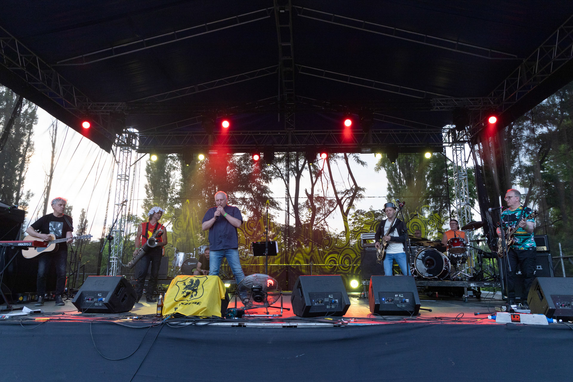 Elektryczne Gitary - koncert Zacieralia w warszawskiej Progresji.Gramy Do Woli - Warszawa, Progresja.Kuba Sienkiewicz - wokal,Piotr Łojek – instrumenty klawiszowe, gitary,Tomasz Grochowalski – gitara basowa,Aleksander Korecki – saksofon, flet, instrumenty perkusyjne,Leon Paduch – perkusja,Jacek Wąsowski – gitara prowadząca,Fot. Andrzej Wasilkiewicz/Reporter