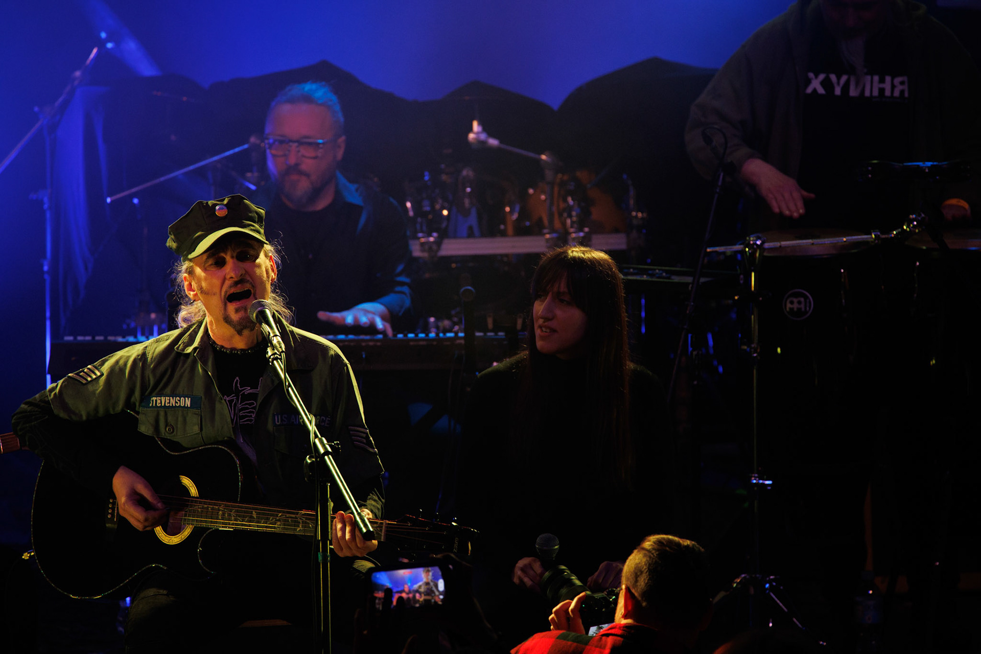 Hunter - koncert dla Ukrainy. WarszawaProgresja Paweł „Drak” Grzegorczyk – wokal, gitara, Piotr „Pit” Kędzierzawski – gitara, Michał „Jelonek” Jelonek – skrzypce, Konrad „Saimon” Karchut – gitara basowa, Arkadiusz „Letki” Letkiewicz – instrumenty perkusyjne.fot. Andrzej Wasilkiewicz/Reporter