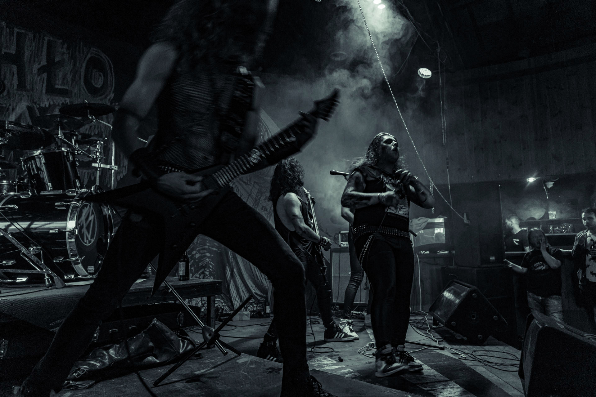 BAGNO (oldschool black/death)w składzie:Krzysiek - wokalKuba - gitaraThrasher - gitara Kacper - bassMaciek - garyDestrukcja i zgnilizna, wszystko czego nie chcesz usłyszeć a i tak się pojawisz, Druga fala dobrej muzy z Rzeszowa, bo pierwsza skończyła się w latach 90.Produkcja Left Hand Soundsfot. Andrzej Wasilkiewicz/kaziq.com