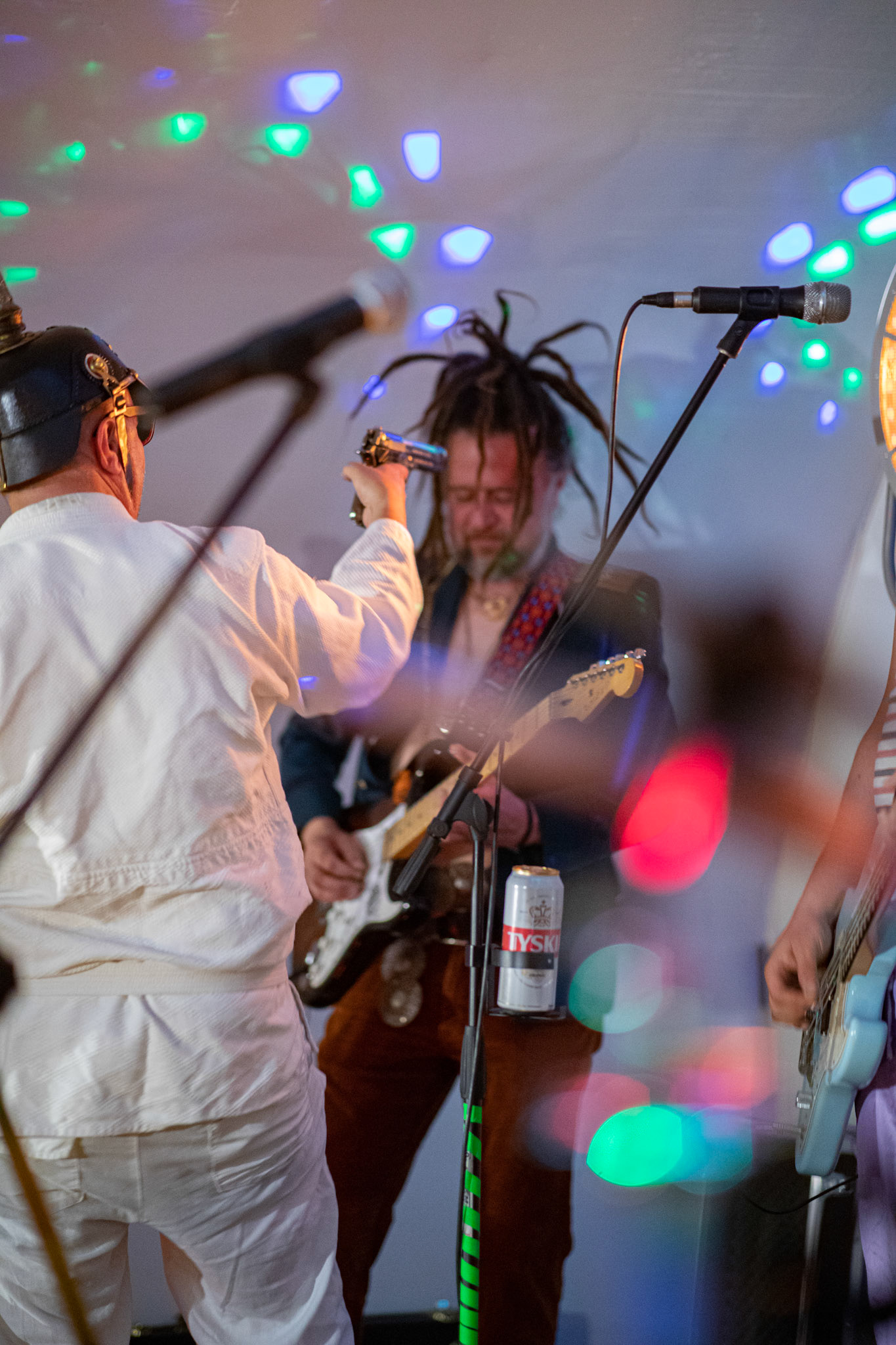 The Novorodkens, koncert w Warszawie, Dj Szneptuch – szczebiot czołowy, bas, chórki, sample, batuta i szpicrutaMagister Hitler – bas, wokaliza, chórki, gitara rytmiczna, najebkaDoktor PajHIVo – bębny, bongosy, gitara solowa, umiejętności wokalne, chórkiProfesor Gówniarz – lewizna wokalna, zwięzła i chóralna, wyprowadzanie ciosówProdziekan Pinglarz – uprawomocniony głos ścisły tudzież kantor, cytaty z brewiarzaInżynier Królewicz – gitara rytmiczna, solowa, przypowieści, świergoty i treleDocent Niedziwara – melodyka, chórki, kwilenia i jęki, odczynianie uroków, gusłaMrówka - perkusja,Hacrmistrz Gruczoł – walka z upośledzeniem, choreografia i obsługa gastronomiczna