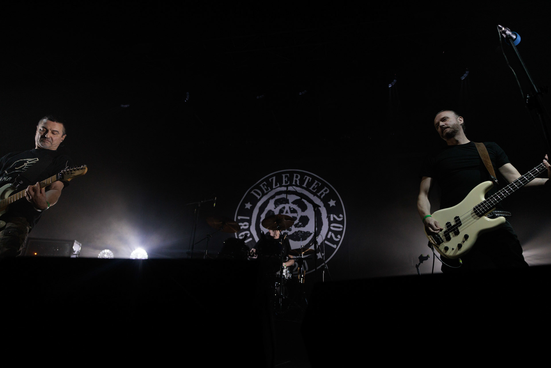 16.11.2021 Dezerter - 40 lecie,koncert Warszawa Palladium. N/z Robert Robal Matera gitara, N/z Krzysiek Grabowski perkusja,N/zJacek Chrzanowski bass, Dezerter, SS20, Punk, Punkrock, hardcore, rock.fot. Andrzej Wasilkiewicz/REPORTER