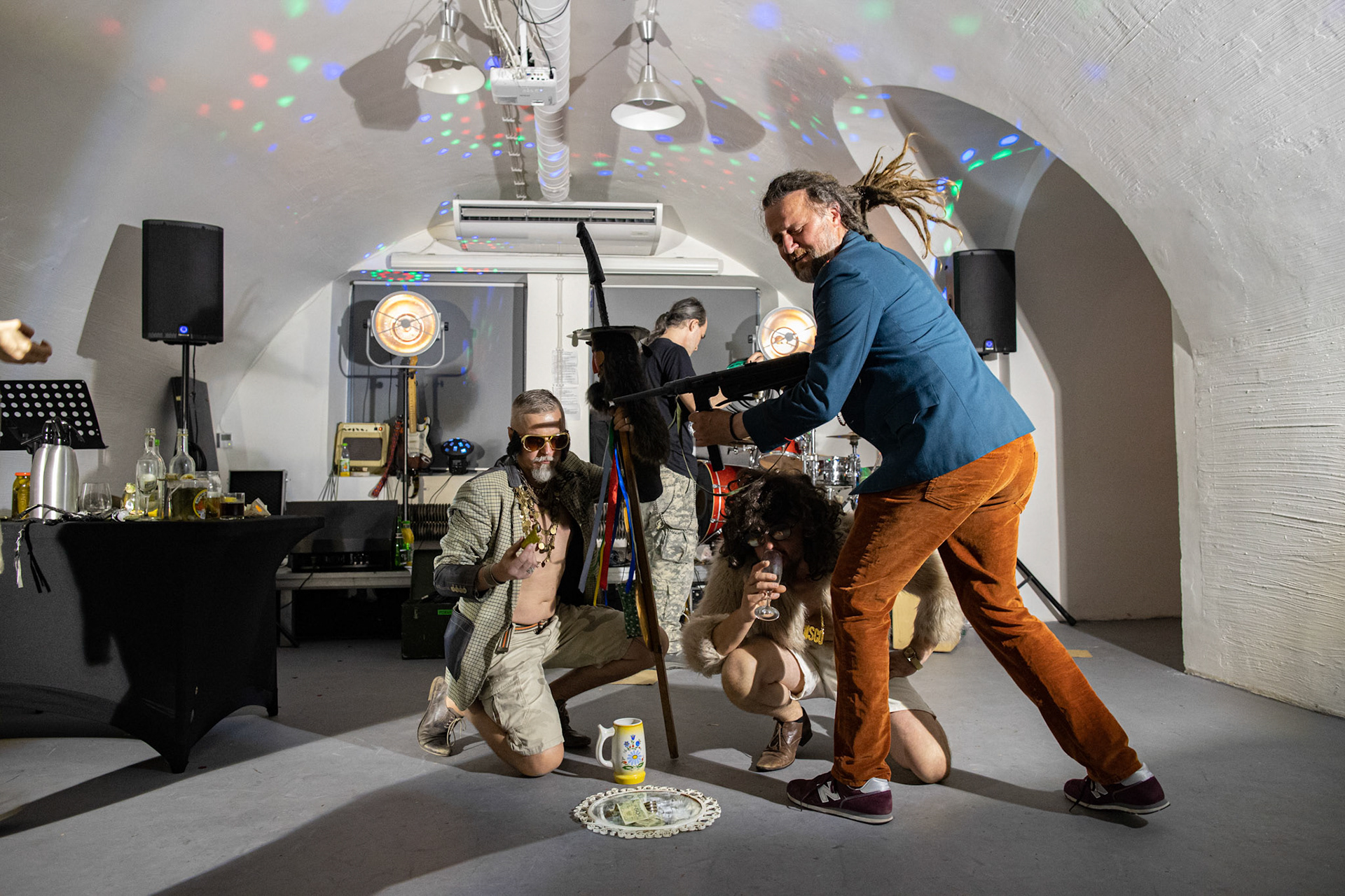 The Novorodkens, koncert w Warszawie, Dj Szneptuch – szczebiot czołowy, bas, chórki, sample, batuta i szpicrutaMagister Hitler – bas, wokaliza, chórki, gitara rytmiczna, najebkaDoktor PajHIVo – bębny, bongosy, gitara solowa, umiejętności wokalne, chórkiProfesor Gówniarz – lewizna wokalna, zwięzła i chóralna, wyprowadzanie ciosówProdziekan Pinglarz – uprawomocniony głos ścisły tudzież kantor, cytaty z brewiarzaInżynier Królewicz – gitara rytmiczna, solowa, przypowieści, świergoty i treleDocent Niedziwara – melodyka, chórki, kwilenia i jęki, odczynianie uroków, gusłaMrówka - perkusja,Hacrmistrz Gruczoł – walka z upośledzeniem, choreografia i obsługa gastronomiczna