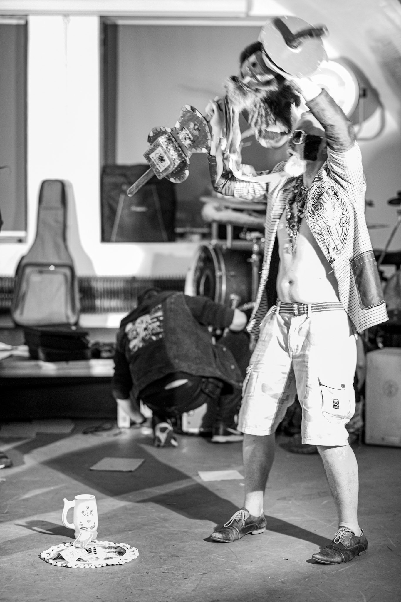 The Novorodkens, koncert w Warszawie, Dj Szneptuch – szczebiot czołowy, bas, chórki, sample, batuta i szpicrutaMagister Hitler – bas, wokaliza, chórki, gitara rytmiczna, najebkaDoktor PajHIVo – bębny, bongosy, gitara solowa, umiejętności wokalne, chórkiProfesor Gówniarz – lewizna wokalna, zwięzła i chóralna, wyprowadzanie ciosówProdziekan Pinglarz – uprawomocniony głos ścisły tudzież kantor, cytaty z brewiarzaInżynier Królewicz – gitara rytmiczna, solowa, przypowieści, świergoty i treleDocent Niedziwara – melodyka, chórki, kwilenia i jęki, odczynianie uroków, gusłaMrówka - perkusja,Hacrmistrz Gruczoł – walka z upośledzeniem, choreografia i obsługa gastronomiczna