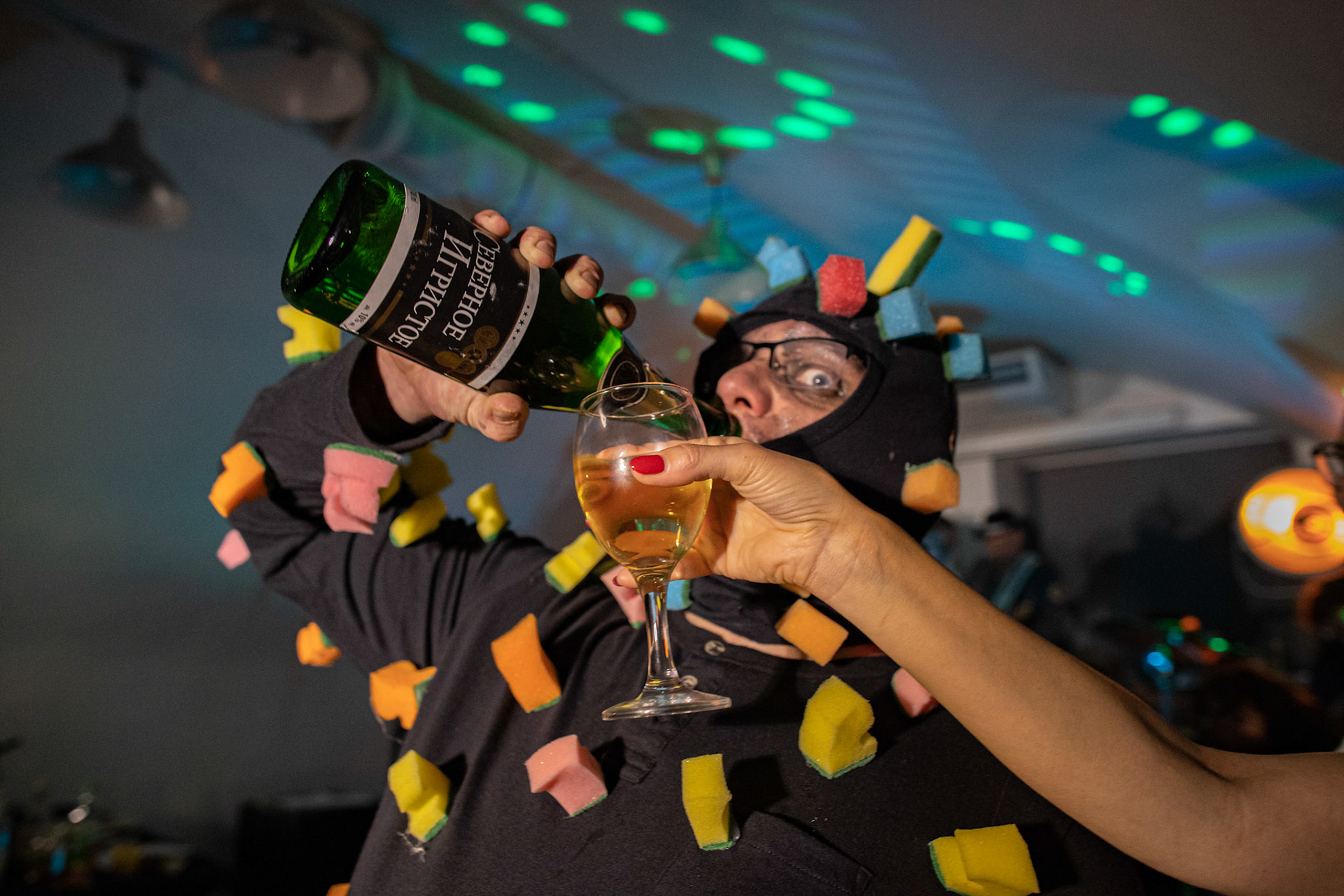 The Novorodkens, koncert w Warszawie, Dj Szneptuch – szczebiot czołowy, bas, chórki, sample, batuta i szpicrutaMagister Hitler – bas, wokaliza, chórki, gitara rytmiczna, najebkaDoktor PajHIVo – bębny, bongosy, gitara solowa, umiejętności wokalne, chórkiProfesor Gówniarz – lewizna wokalna, zwięzła i chóralna, wyprowadzanie ciosówProdziekan Pinglarz – uprawomocniony głos ścisły tudzież kantor, cytaty z brewiarzaInżynier Królewicz – gitara rytmiczna, solowa, przypowieści, świergoty i treleDocent Niedziwara – melodyka, chórki, kwilenia i jęki, odczynianie uroków, gusłaMrówka - perkusja,Hacrmistrz Gruczoł – walka z upośledzeniem, choreografia i obsługa gastronomiczna