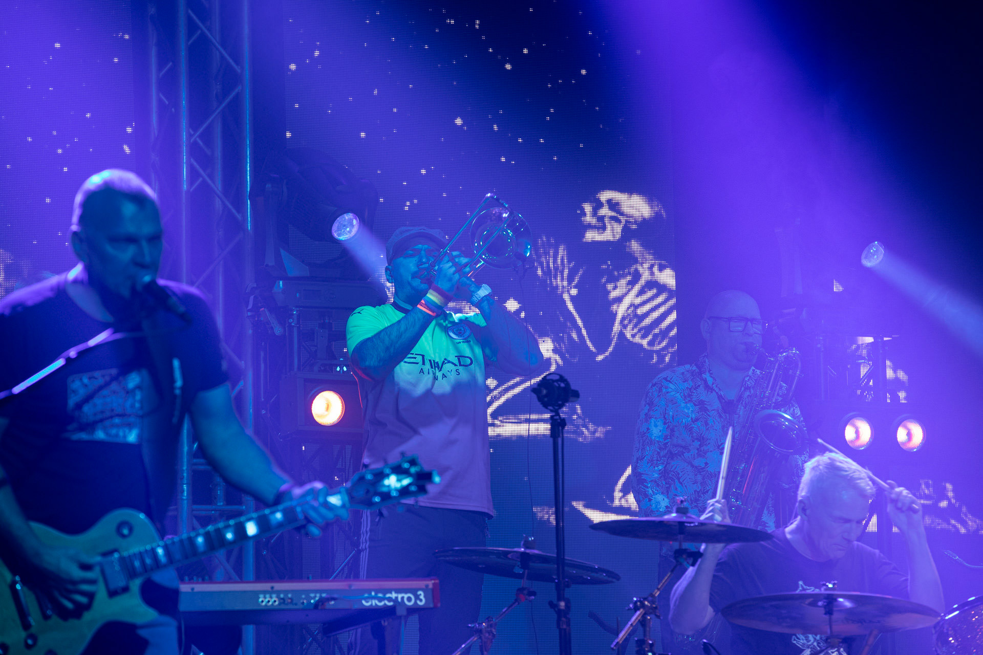 KULT - koncert Pomaranczowa Trasa 2021 - Warszawa Stodoła. 29 pazdziernika 2021. Tomasz Goehs perkusja,Konrad Wantrych klawisze,Mariusz Godzina saksofony,Jarosław Wazny puzon, Wojciech Jablonski gitara,Rock, rock progresywny, rock alternatywny, punk, nowa fala, polski rock.fot. Andrzej kaziq Wasilkiewicz/Reporter