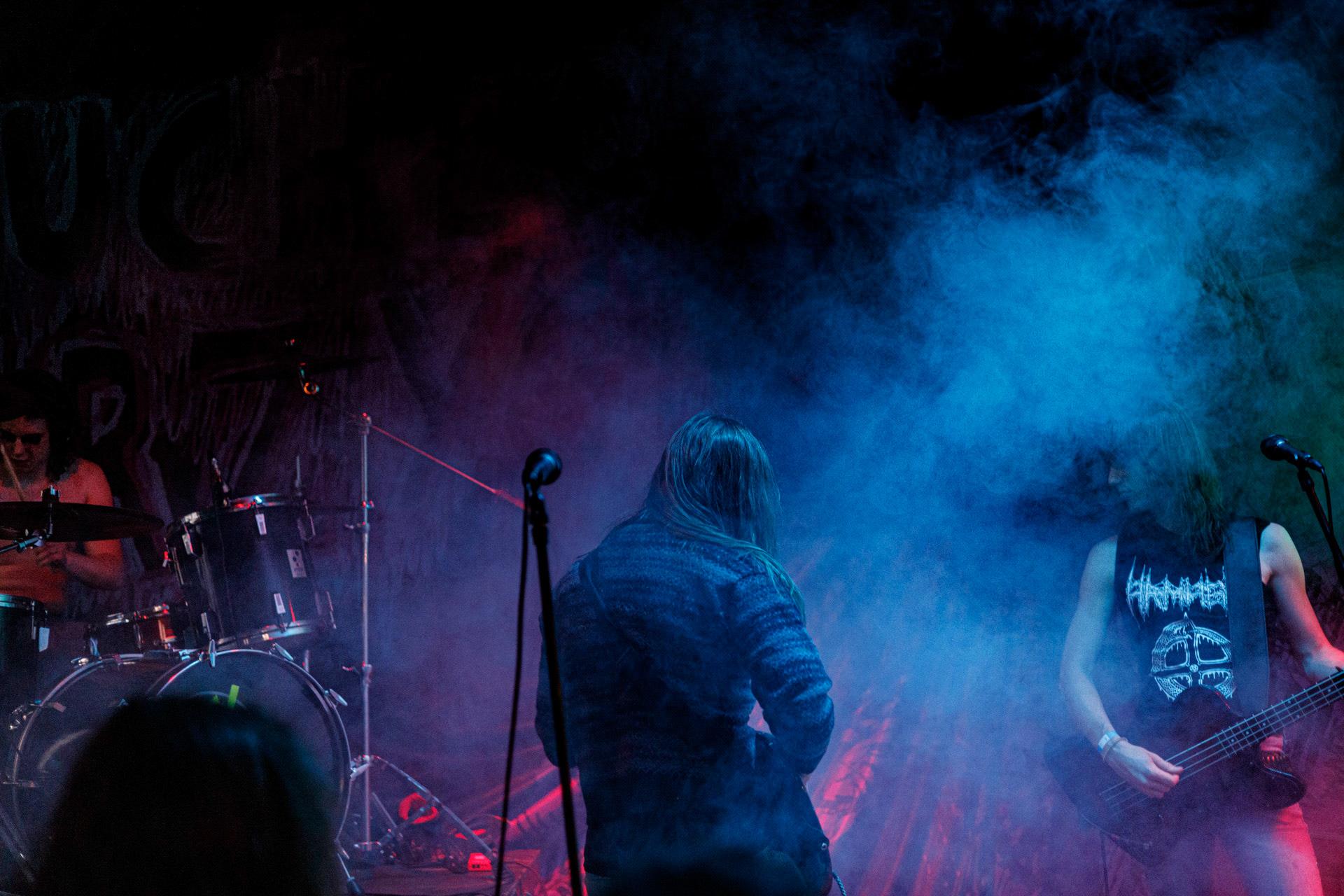 WIELKI MROK (mistyczny black, czarny punk)w składzie:Piącha - bas Czacha - perkusja Szrama - gitara i wokalLokalni wyjadacze od tanich gitar. Maanam dla fanów TANK. Watain dla fanów Budki Suflera. Piją, palą, konia walą i mają w dupie. Czyli tak jak my wszyscy.Produkcja Left Hand Soundsfot. Andrzej Wasilkiewicz/kaziq.com