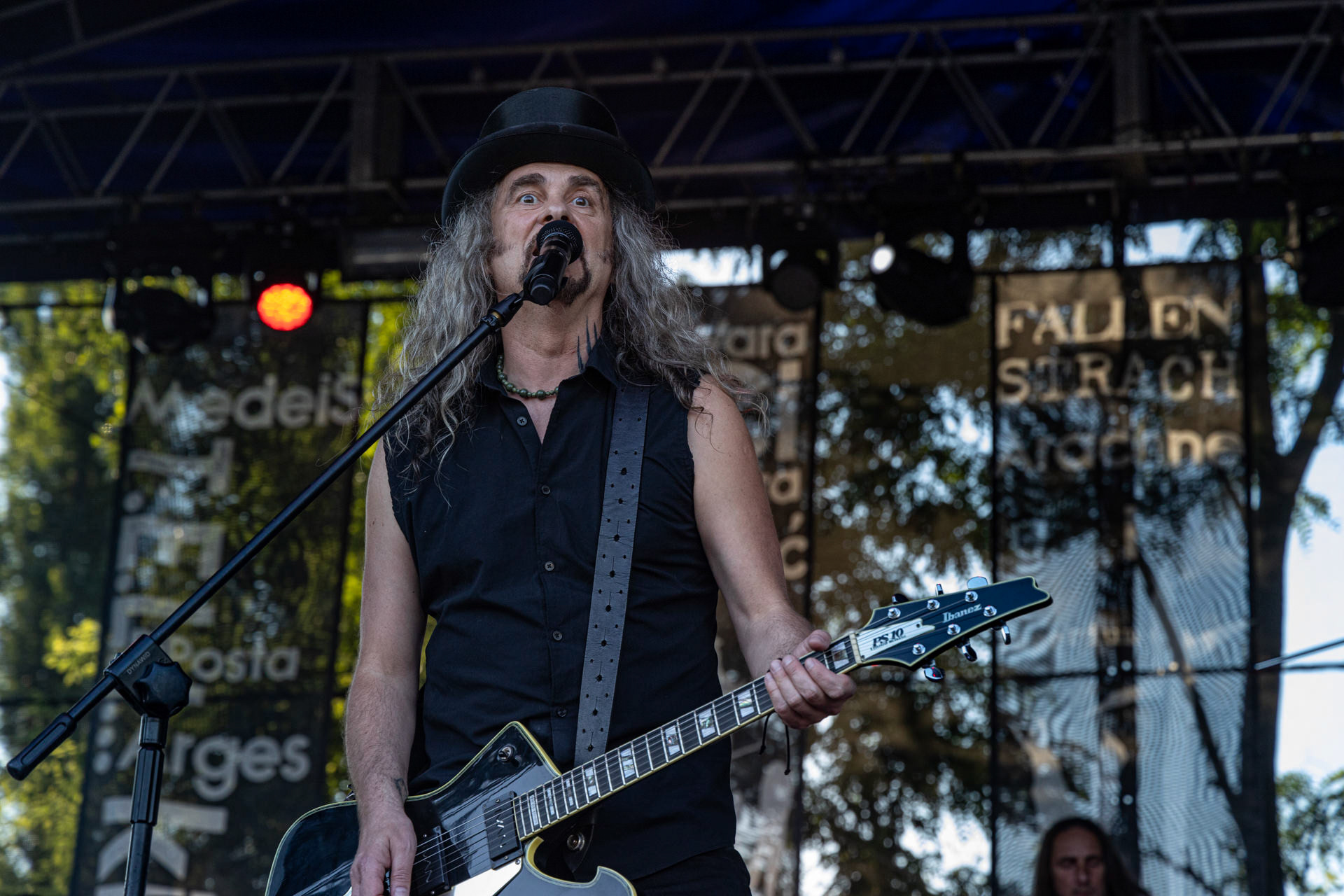 Hunter - postpandemoniczny koncert z okazji XXXV-lecia.Progresja - Gramy do Woli, Warszawa.Paweł „Drak” Grzegorczyk – wokal, gitara,Letnia Scena Progresji.fot. Andrzej Wasilkiewicz/Reporter