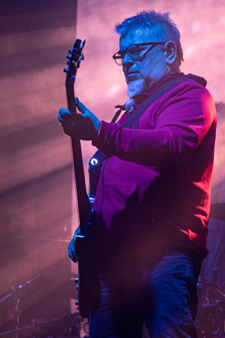 KULT - koncert w ramach Pomaranczowej Trasy 2020 - MUZYCZNA SYRENKA. 9 pazdziernika 2020, Warszawa, Stadion Syrenki. n/z. Ireneusz Werenski bas,Rock, rock progresywny, rock alternatywny, punk, nowa fala.fot. Andrzej kaziq Wasilkiewicz/Reporter