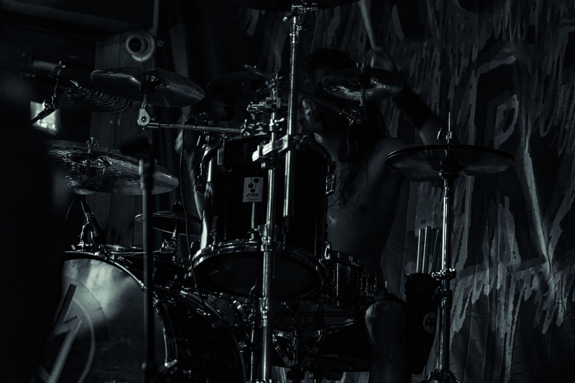 BAGNO (oldschool black/death)w składzie:Krzysiek - wokalKuba - gitaraThrasher - gitara Kacper - bassMaciek - garyDestrukcja i zgnilizna, wszystko czego nie chcesz usłyszeć a i tak się pojawisz, Druga fala dobrej muzy z Rzeszowa, bo pierwsza skończyła się w latach 90.Produkcja Left Hand Soundsfot. Andrzej Wasilkiewicz/kaziq.com