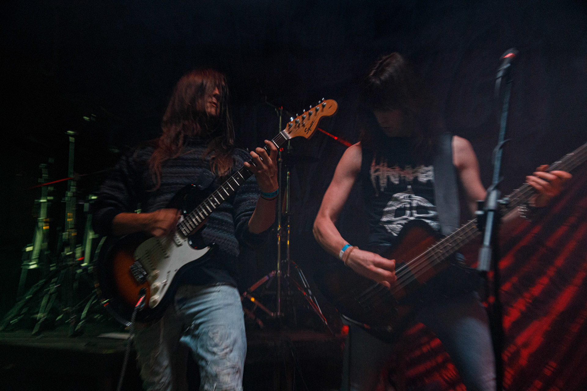 WIELKI MROK (mistyczny black, czarny punk)w składzie:Piącha - bas Czacha - perkusja Szrama - gitara i wokalLokalni wyjadacze od tanich gitar. Maanam dla fanów TANK. Watain dla fanów Budki Suflera. Piją, palą, konia walą i mają w dupie. Czyli tak jak my wszyscy.Produkcja Left Hand Soundsfot. Andrzej Wasilkiewicz/kaziq.com