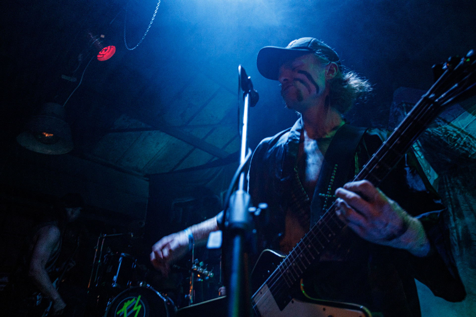 TRUCHŁO STRZYGI (black punk), Gwiezdny Demon - release show,w składzie:Gambit - wokalP. - gitara/wokalAlkatraz - gitara/wokalKaczor - garyMadness - bass/wokalPanass - bass/wokalGolem - nosferatu/wokalCzarownice - tba/wokalChłopaki z baraków polskiego metalu, rozpędzona maszyna do robienia grubego melanżu, gwiezdne trupy, kreatury obrzydlistwa i martwi decydenci podziemia. Prawdopodobnie pierwszy i ostatni raz zagrają całego Demona na żywo, a Ty mordeczko będziesz miał o czym kolegom przy wódce opowiadać.Produkcja Left Hand Soundsfot. Andrzej Wasilkiewicz/kaziq.com