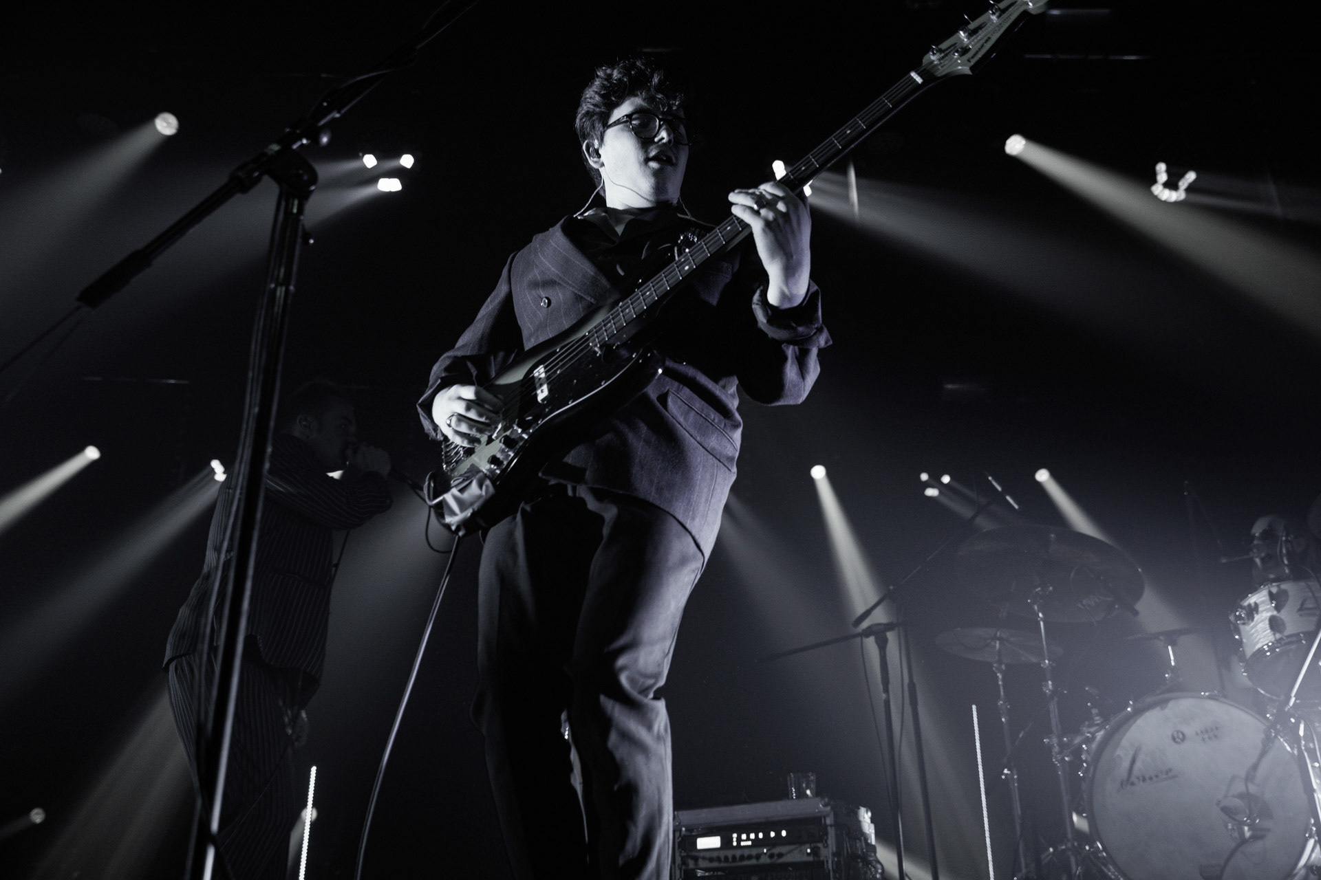 18.12.2021 Karas Rogucki - koncert klub Stodoła - Warszawan/z Kuba Karas - wokal bass,Alternatywny pop, Kayax, Ostatni bastion romantyzmu, fot. Andrzej Wasilkiewicz/Reporter