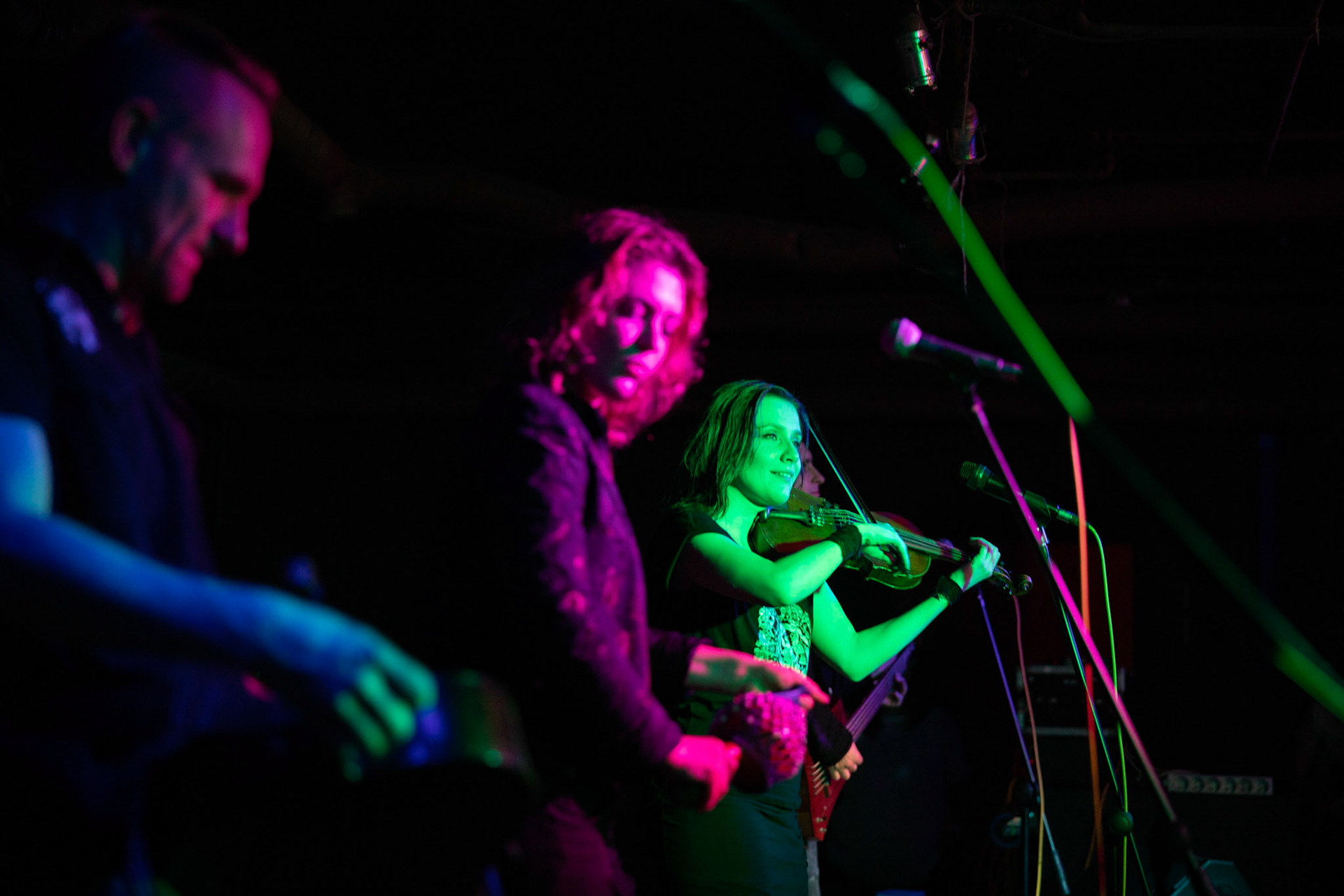 Żywiołak - biometal, folk, ethno sound,
Robert Jaworski - fidel renesansowa, wokal, lira korbowa,
Kamil Strzyżewski - gitara basowa, lutnia,
Wiktoria Kwiatkowska - śpiew, 
Zuza Ciszewska - śpiew, skrzypce,
Michał Lange - perkusja,
Szyszka Leśna - skrzypce ,wokal wspomagający,
Warszawa, klub Potok Drugi Dom Ludzi Rocka,
fot. Andrzej kaziq Wasilkiewicz