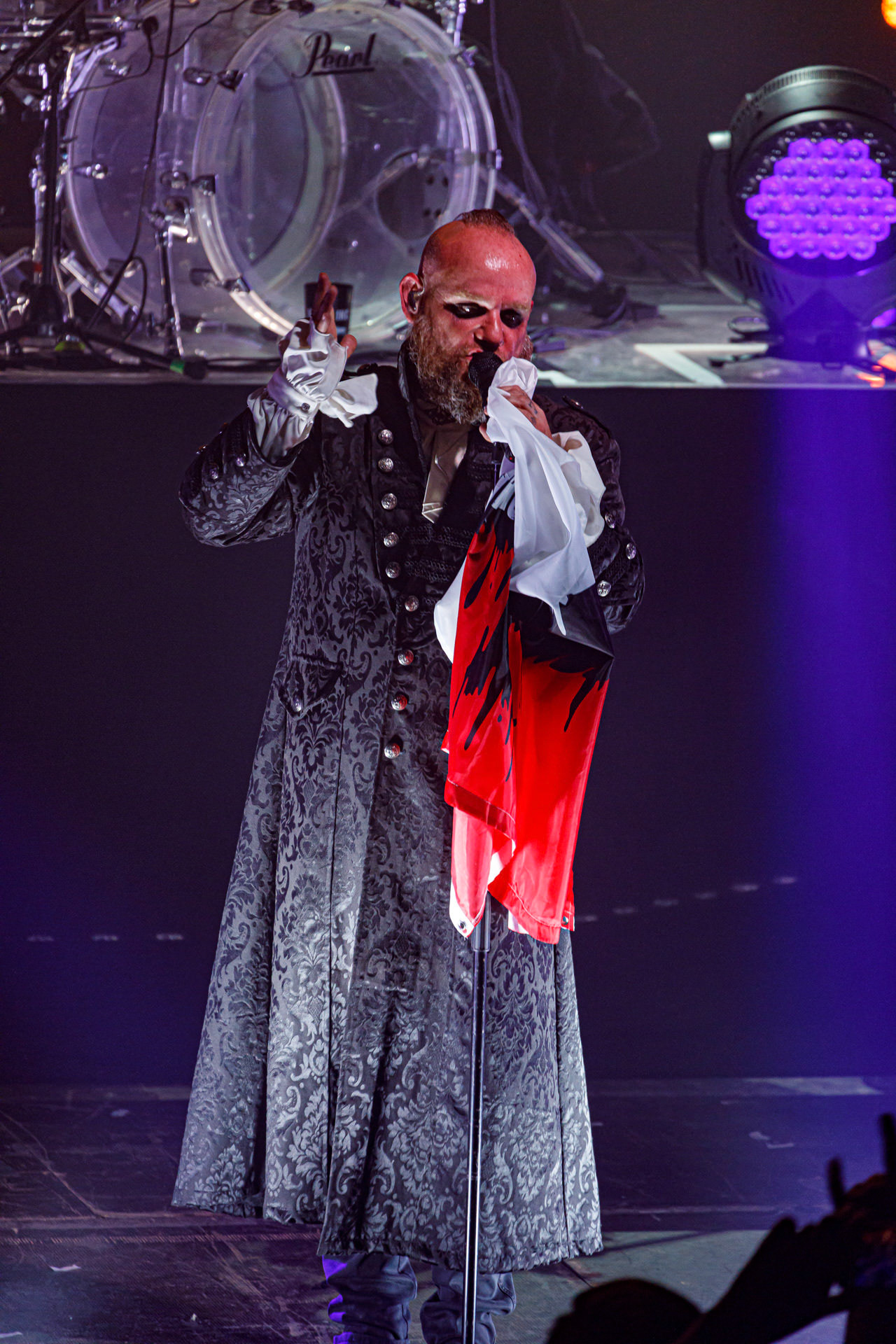 18.06.2022 - Mono Inc. zagrali w warszawskim klubie Progresja.Mono Inc. - niemiecki zespol z Hamburga wykonujący gotyckiego rocka, w składzie:Carl Fornia - git.Katha Mia - drums, Manuel Antoni - bass,Martin Engler - vocal,Gothic, industrial,  alternative, rock.Produkcja Winiary Bookings.fot. Andrzej Wasilkiewicz/kaziq.com