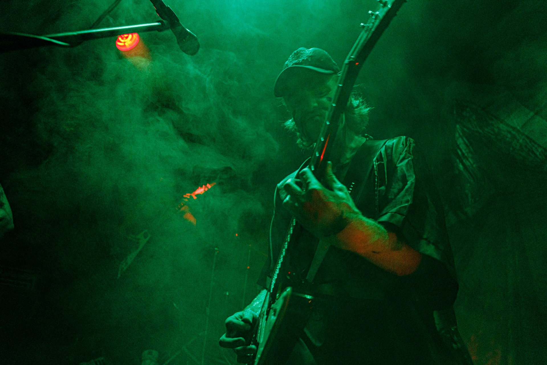 TRUCHŁO STRZYGI (black punk), Gwiezdny Demon - release show,w składzie:Gambit - wokalP. - gitara/wokalAlkatraz - gitara/wokalKaczor - garyMadness - bass/wokalPanass - bass/wokalGolem - nosferatu/wokalCzarownice - tba/wokalChłopaki z baraków polskiego metalu, rozpędzona maszyna do robienia grubego melanżu, gwiezdne trupy, kreatury obrzydlistwa i martwi decydenci podziemia. Prawdopodobnie pierwszy i ostatni raz zagrają całego Demona na żywo, a Ty mordeczko będziesz miał o czym kolegom przy wódce opowiadać.Produkcja Left Hand Soundsfot. Andrzej Wasilkiewicz/kaziq.com