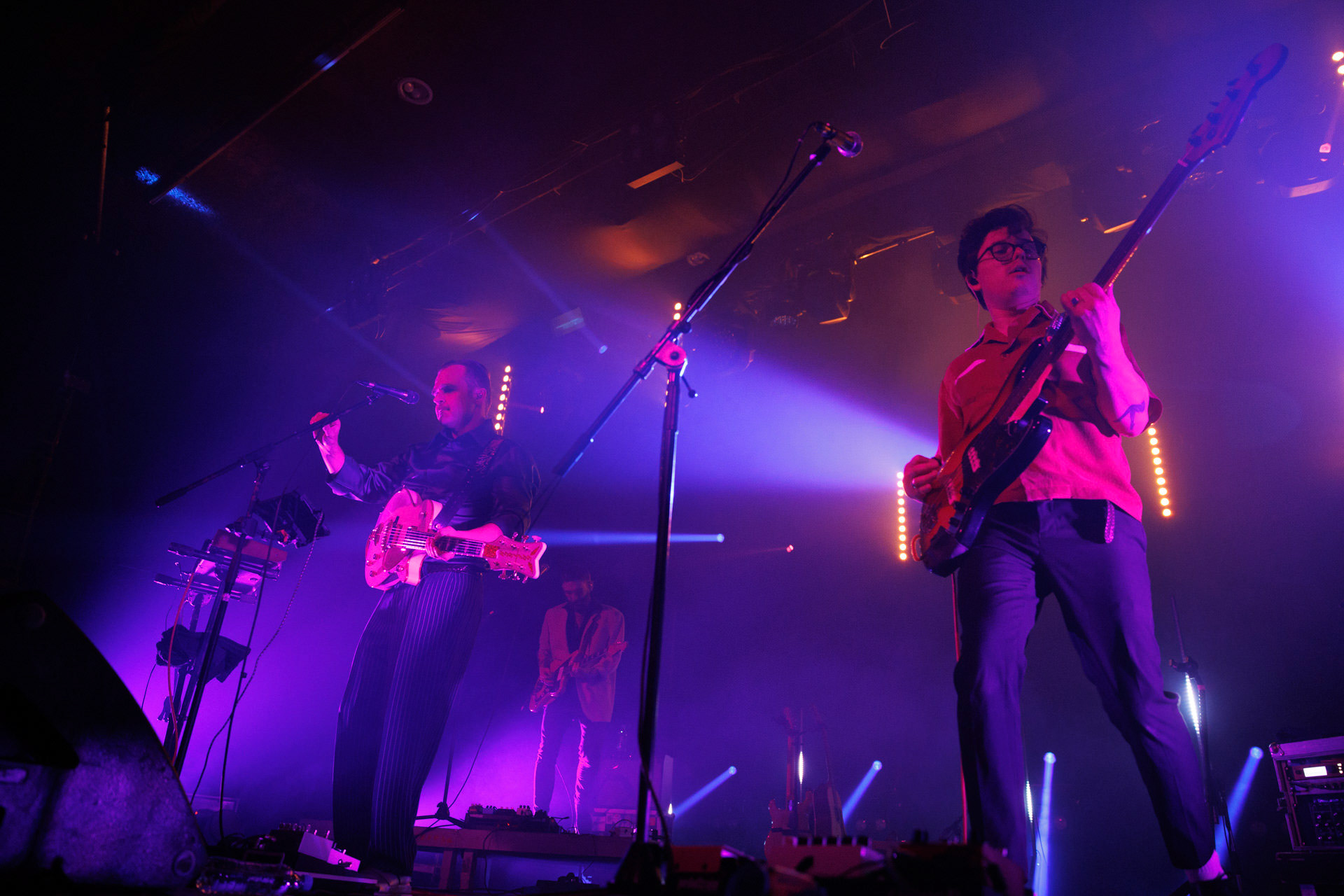 18.12.2021 Karas Rogucki - koncert klub Stodoła - Warszawan/z Piotr Rogucki - wokal gitara,n/z Kuba Karas - wokal bass,n/z Kamil Holden Kryszak - gitara,Alternatywny pop, Kayax, Ostatni bastion romantyzmu, fot. Andrzej Wasilkiewicz/Reporter