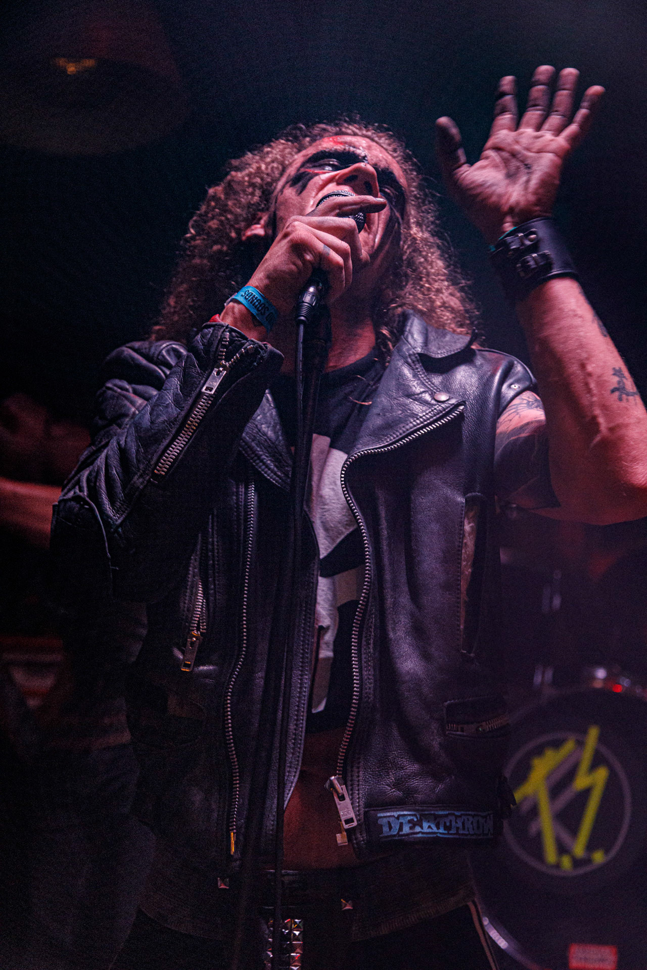 TRUCHŁO STRZYGI (black punk), Gwiezdny Demon - release show,w składzie:Gambit - wokalP. - gitara/wokalAlkatraz - gitara/wokalKaczor - garyMadness - bass/wokalPanass - bass/wokalGolem - nosferatu/wokalCzarownice - tba/wokalChłopaki z baraków polskiego metalu, rozpędzona maszyna do robienia grubego melanżu, gwiezdne trupy, kreatury obrzydlistwa i martwi decydenci podziemia. Prawdopodobnie pierwszy i ostatni raz zagrają całego Demona na żywo, a Ty mordeczko będziesz miał o czym kolegom przy wódce opowiadać.Produkcja Left Hand Soundsfot. Andrzej Wasilkiewicz/kaziq.com