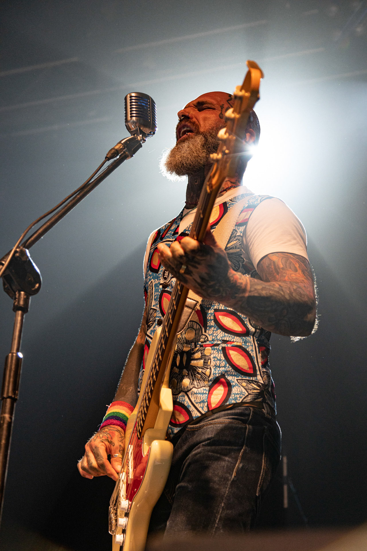 30.08.2022 Fundacja Bezpieczne Niebo wraz z klubem Progresja serdecznie zapraszają na specjalny koncert charytatywny dla Szymona Stankiewicza, który walczy z nowotworem.KonstelacjeKonstelacje to warszawski skład, który właśnie wchodzi na rynek ze swoją debiutancką płytą “Poza Horyzont”. Zespół miesza różne style, tworząc własną tożsamość, krążącą wokół klimatów Deftones i melancholii rocka z lat 90′. W sieci dostępne są już 4 single z nadchodzącego albumu. Organizacja Progresja i Fundacja Bezpieczne Niebo. fot. Andrzej Wasilkiewicz/kaziq.com