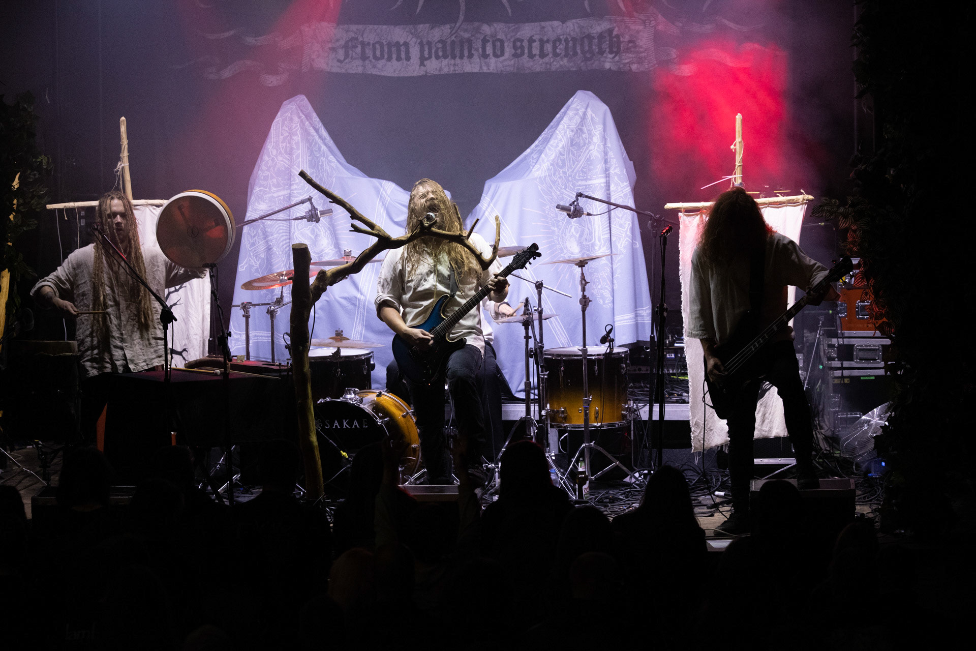 28.08.2021 Varmia - koncert, Warszawa klub REJS,Lato w Plenerze, Winiary Bookings,Lasota wokal, gitara,Cwiara wokal, bas,Emil perkusja,Piotr instrumenty perkusyjne, rog kozla, drewniana tuba, wokal, krivula i tagelharpa,Fot. Andrzej Wasilkiewicz/Reporter