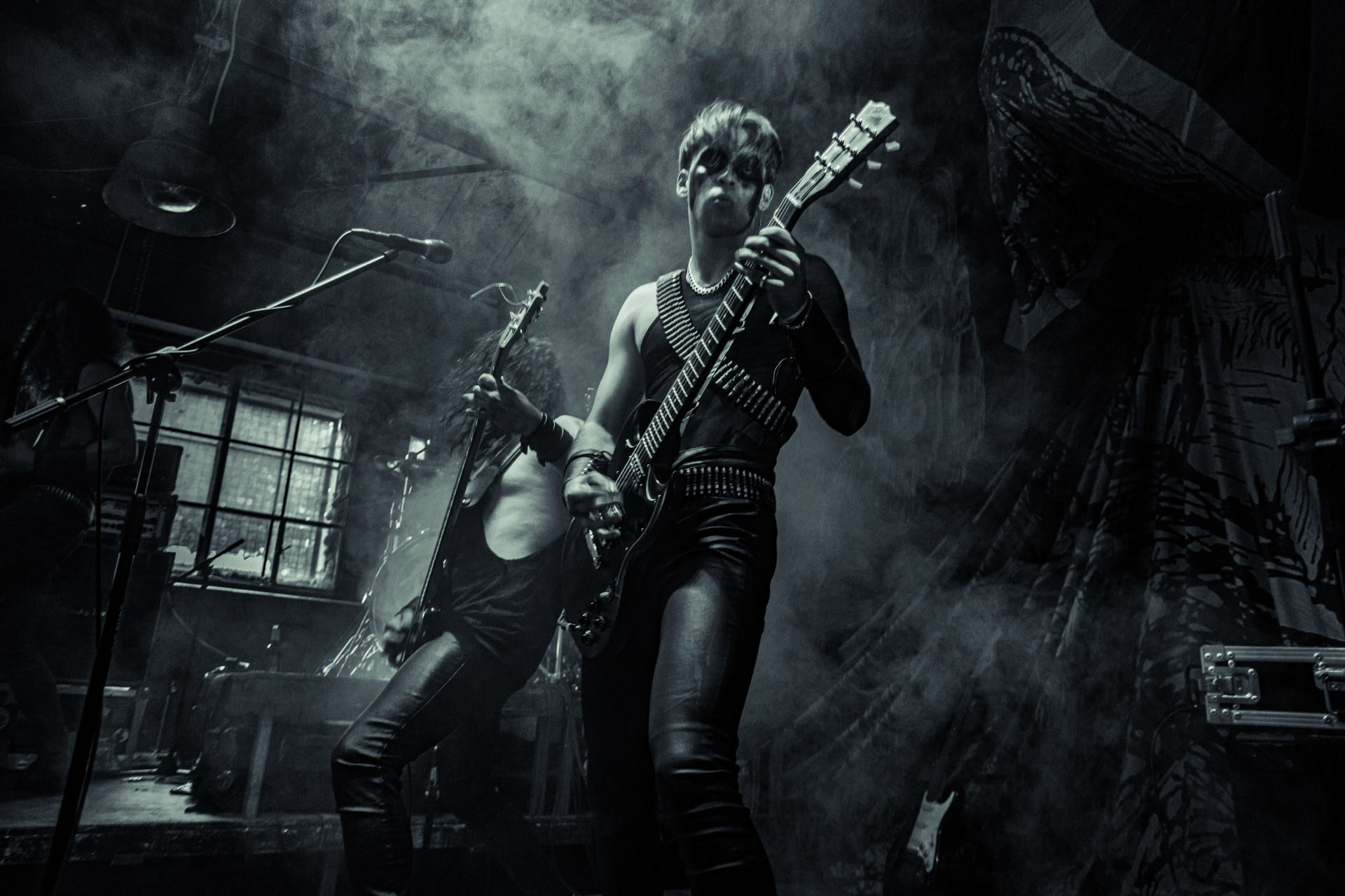 BAGNO (oldschool black/death)w składzie:Krzysiek - wokalKuba - gitaraThrasher - gitara Kacper - bassMaciek - garyDestrukcja i zgnilizna, wszystko czego nie chcesz usłyszeć a i tak się pojawisz, Druga fala dobrej muzy z Rzeszowa, bo pierwsza skończyła się w latach 90.Produkcja Left Hand Soundsfot. Andrzej Wasilkiewicz/kaziq.com