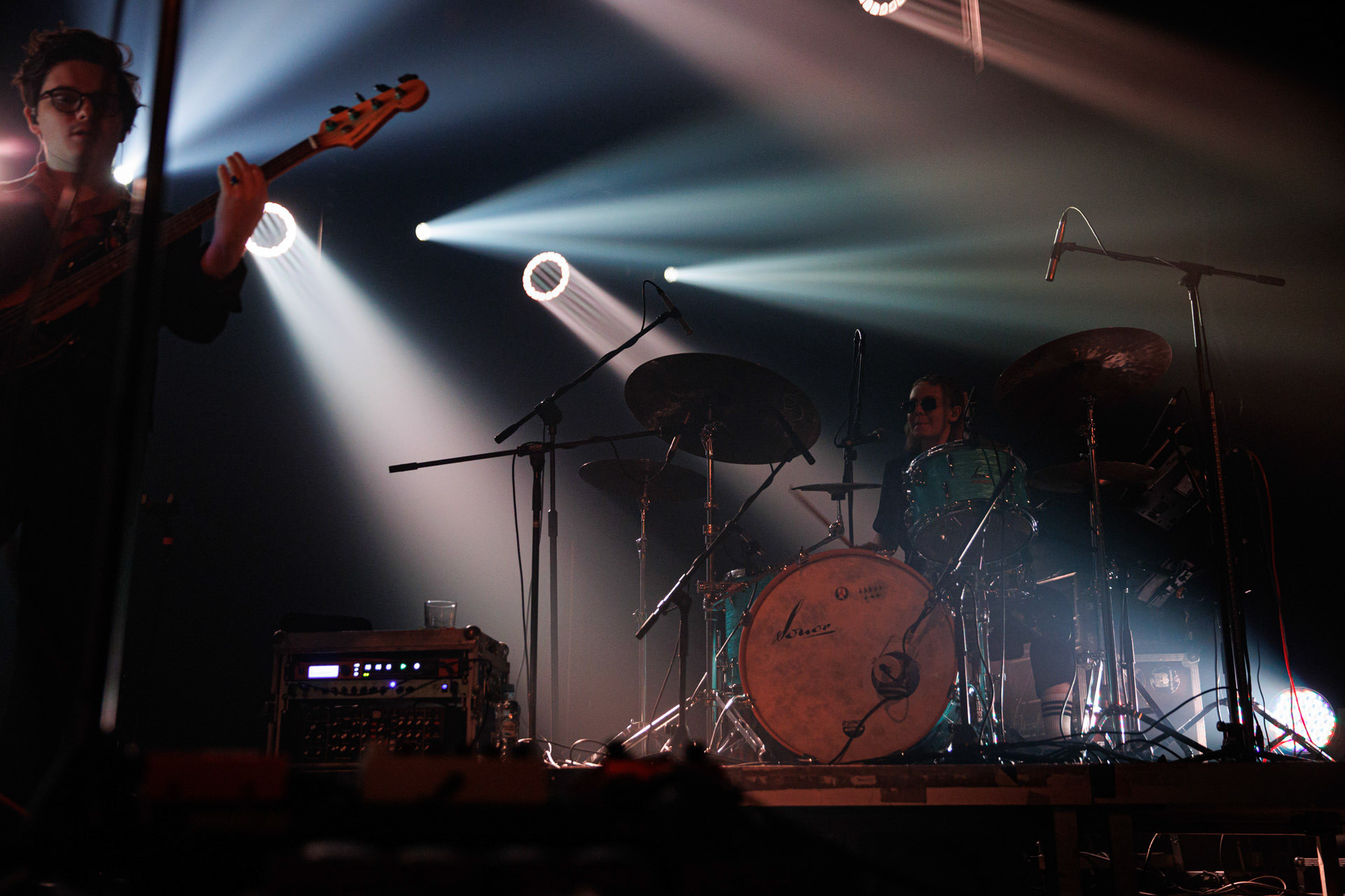 18.12.2021 Karas Rogucki - koncert klub Stodoła - Warszawan/z Kuba Karas - wokal bass,n/z Wiktoria Jakubowska - perkusja,Alternatywny pop, Kayax, Ostatni bastion romantyzmu, fot. Andrzej Wasilkiewicz/Reporter