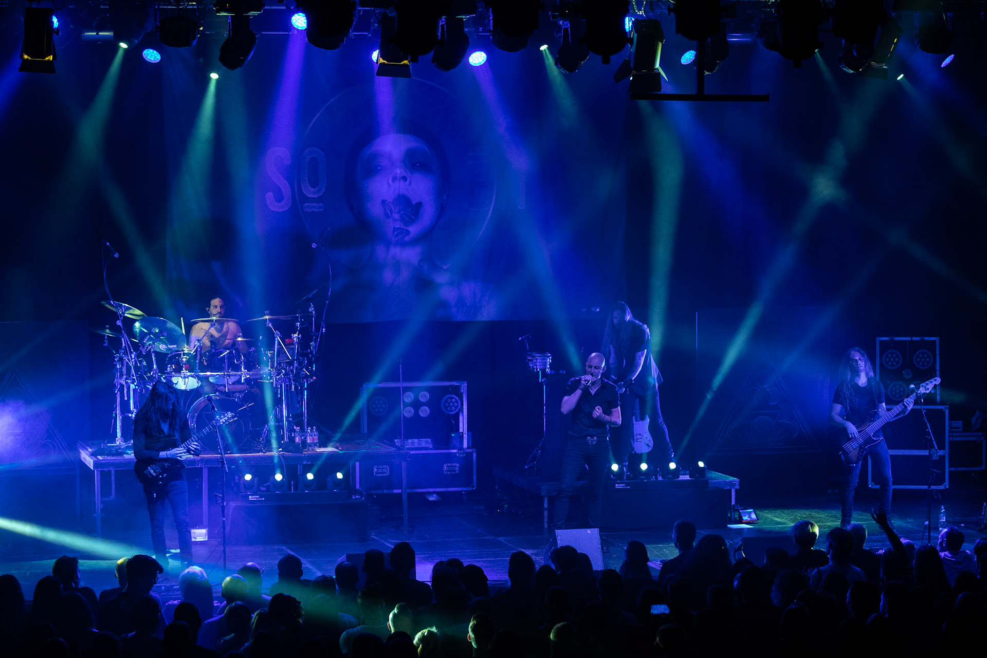 SOEN - Szwecja, rock progresywny, progmetal.  Stefan Stenberg – Bass
Cody Ford – Guitar
Lars Åhlund – Keys, guitar
Joel Ekelöf – Vocals
Martin Lopez – Drums, percussion
Knock Out Productions
Progresja Warszawa. fot. Andrzej Wasilkiewicz/Reporter