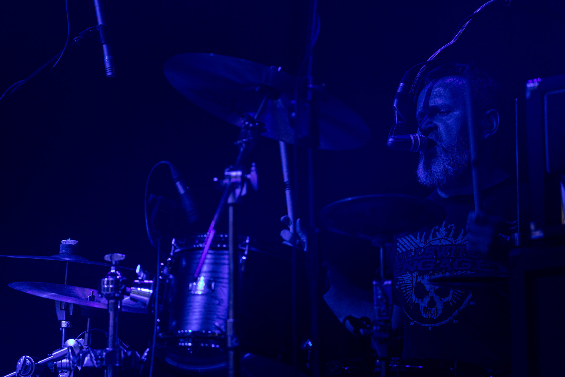 30.08.2022 Fundacja Bezpieczne Niebo wraz z klubem Progresja serdecznie zapraszają na specjalny koncert charytatywny dla Szymona Stankiewicza, który walczy z nowotworem.KonstelacjeKonstelacje to warszawski skład, który właśnie wchodzi na rynek ze swoją debiutancką płytą “Poza Horyzont”. Zespół miesza różne style, tworząc własną tożsamość, krążącą wokół klimatów Deftones i melancholii rocka z lat 90′. W sieci dostępne są już 4 single z nadchodzącego albumu. Organizacja Progresja i Fundacja Bezpieczne Niebo. fot. Andrzej Wasilkiewicz/kaziq.com