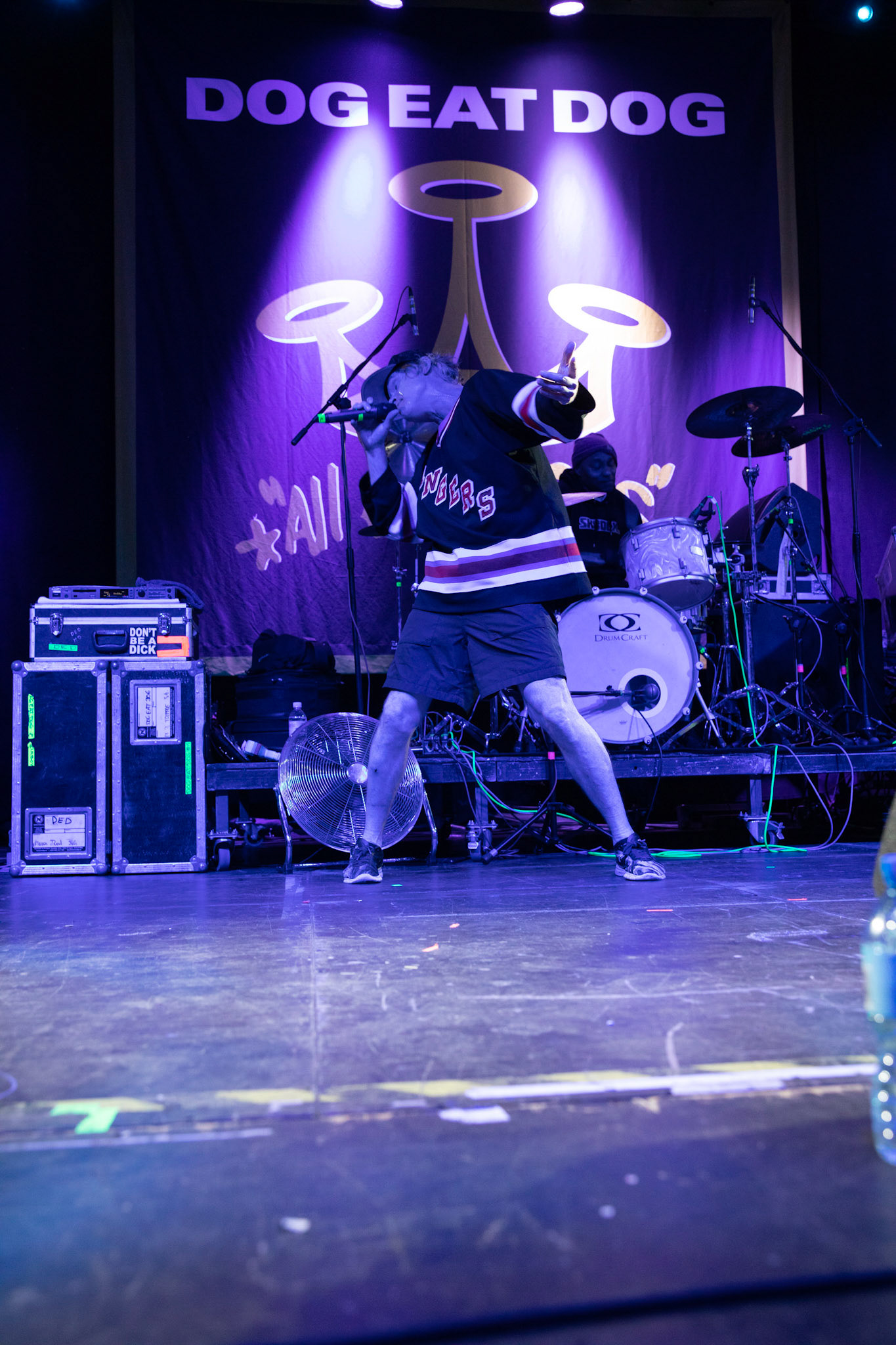 Dog Eat Dog - USA - hardcore, punkrock, rap, metal, hip hop,reggae, soul, funk,
Dave Neabore (bass), 
John Connor (vocals), 
Brandon Finley (drums) 
Roger Hämmerli (guitar)
Bozez (sax & beer)
koncert w Warszawskiej Progresji w ramach trasy 25 lat All Boro Kings zespołu Dog Eat Dog.
fot. Andrzej Wasilkiewicz/Reporter