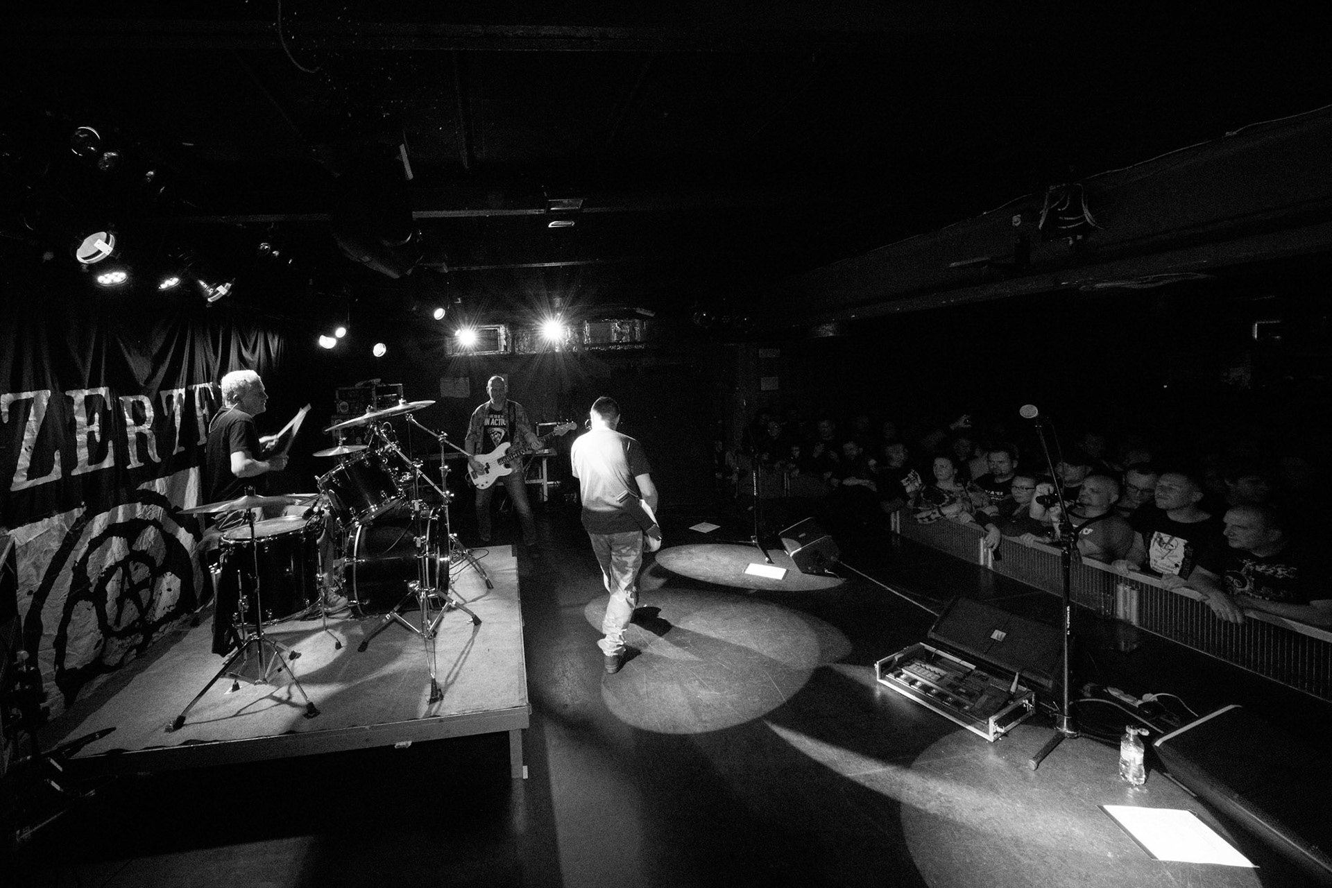 8.12.2018r Dezerter koncert Proxima, Robert Robal Matera gitara, wokal, Krzysztof Grabowski perkusja, fot. Andrzej Wasilkiewicz/Reporter