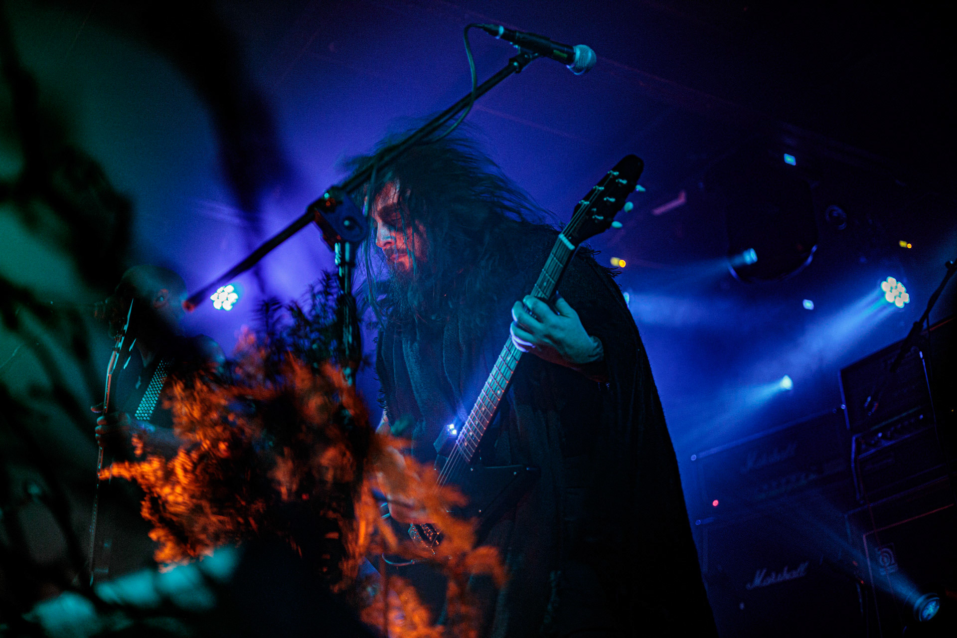 21.10.2022 𝗪𝗢𝗟𝗩𝗘𝗦 𝗜𝗡 𝗧𝗛𝗘 𝗧𝗛𝗥𝗢𝗡𝗘 𝗥𝗢𝗢𝗠 - klimatyczny black metal,  zespół braci Nathana i Aarona Weaverow. Powstal w 2002 roku w Olympia w stanie Waszyngton.  W amerykanskim sercu natury, gor, lasow i jezior, przyroda przeklada sie na atmosfere muzyki WITTR, w ktorej poza blackowymi, jest miejsce na elementy transowe i ambientowe. Wolves In The Throne Room gra bez makijazy, bez kapturow i masek, przy swietle plomieni, co tworzy aure swoistego muzycznego rytualu. Nathan Weaver – guitar, lead vocals,Aaron Weaver – drums, bass, synthesizers,Kody Keyworth – guitar, vocals, Produkcja Knock Out Productions,fot. Andrzej Wasilkiewicz/Reporter