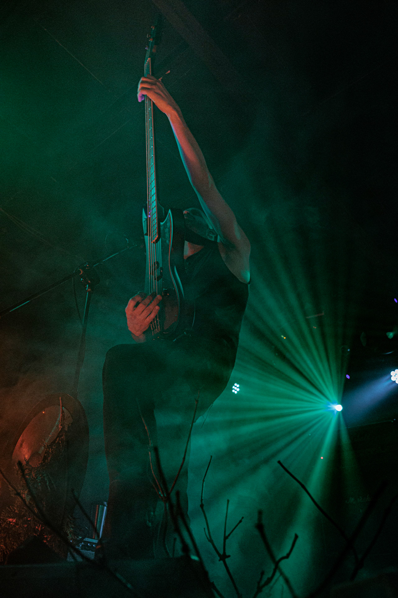 21.10.2022 𝗪𝗢𝗟𝗩𝗘𝗦 𝗜𝗡 𝗧𝗛𝗘 𝗧𝗛𝗥𝗢𝗡𝗘 𝗥𝗢𝗢𝗠 - klimatyczny black metal,  zespół braci Nathana i Aarona Weaverow. Powstal w 2002 roku w Olympia w stanie Waszyngton.  W amerykanskim sercu natury, gor, lasow i jezior, przyroda przeklada sie na atmosfere muzyki WITTR, w ktorej poza blackowymi, jest miejsce na elementy transowe i ambientowe. Wolves In The Throne Room gra bez makijazy, bez kapturow i masek, przy swietle plomieni, co tworzy aure swoistego muzycznego rytualu. Nathan Weaver – guitar, lead vocals,Aaron Weaver – drums, bass, synthesizers,Kody Keyworth – guitar, vocals, Produkcja Knock Out Productions,fot. Andrzej Wasilkiewicz/Reporter