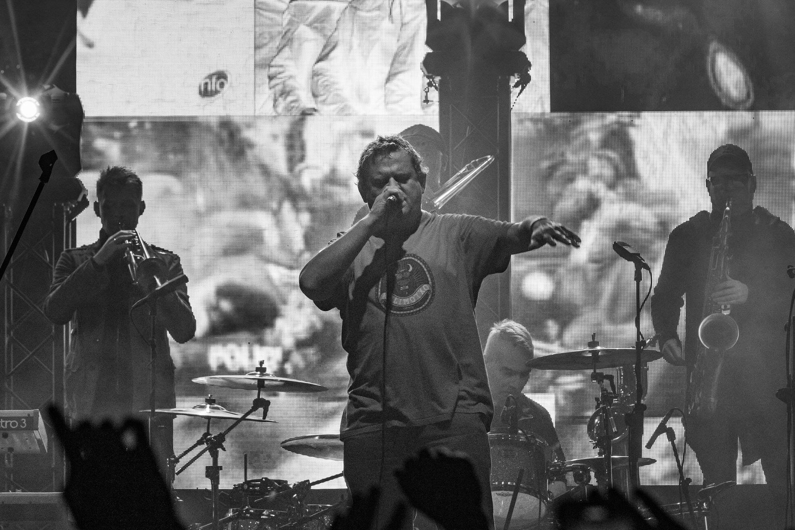 KULT - koncert w ramach Pomaranczowej Trasy 2020 - MUZYCZNA SYRENKA. 9 pazdziernika 2020, Warszawa, Stadion Syrenki. n/z. Kazik Staszewski wokal,n/z. Janusz Zdunek trabka,n/z. Mariusz Godzina saksofony,Rock, rock progresywny, rock alternatywny, punk, nowa fala.fot. Andrzej kaziq Wasilkiewicz/Reporter