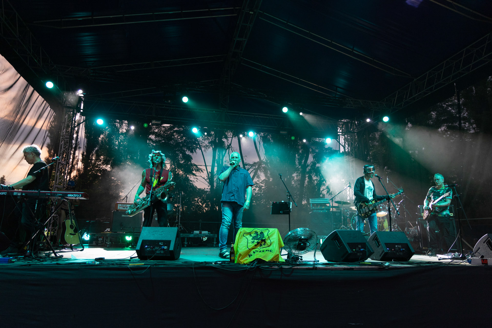 Elektryczne Gitary - koncert Zacieralia w warszawskiej Progresji.Gramy Do Woli - Warszawa, Progresja.Kuba Sienkiewicz - wokal,Piotr Łojek – instrumenty klawiszowe, gitary,Tomasz Grochowalski – gitara basowa,Aleksander Korecki – saksofon, flet, instrumenty perkusyjne,Leon Paduch – perkusja,Jacek Wąsowski – gitara prowadząca,Fot. Andrzej Wasilkiewicz/Reporter