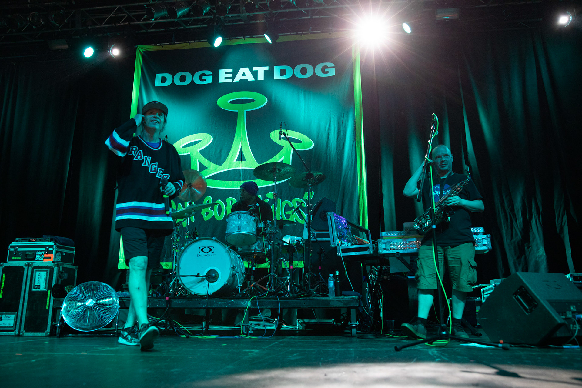 Dog Eat Dog - USA - hardcore, punkrock, rap, metal, hip hop,reggae, soul, funk,
Dave Neabore (bass), 
John Connor (vocals), 
Brandon Finley (drums) 
Roger Hämmerli (guitar)
Bozez (sax & beer)
koncert w Warszawskiej Progresji w ramach trasy 25 lat All Boro Kings zespołu Dog Eat Dog.
fot. Andrzej Wasilkiewicz/Reporter