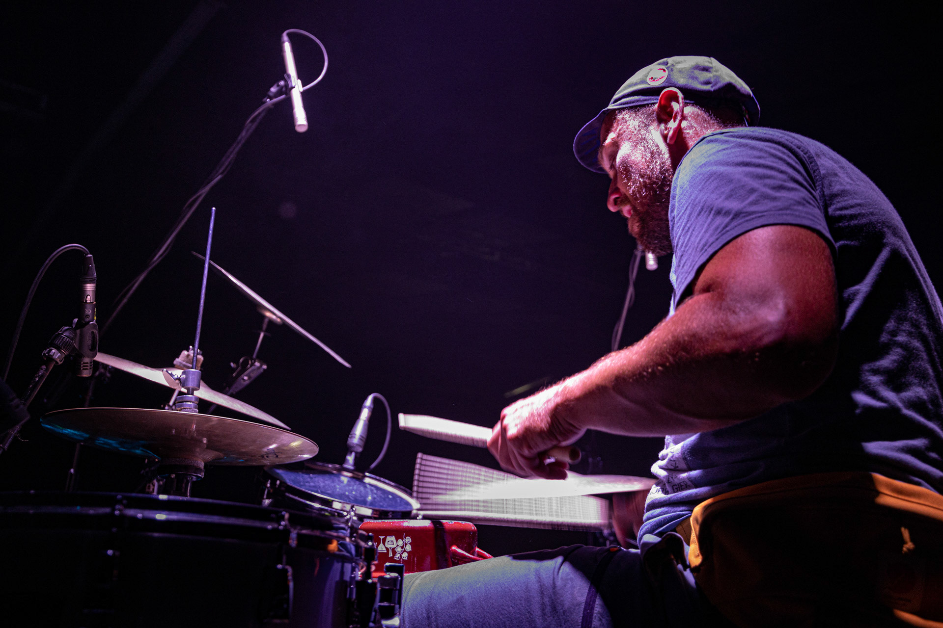 30.08.2022 Fundacja Bezpieczne Niebo wraz z klubem Progresja serdecznie zapraszają na specjalny koncert charytatywny dla Szymona Stankiewicza, który walczy z nowotworem. NiechęćMuzyka Niechęci to jazzowa improwizacja i syntezatorowe brzmienia, które swobodnie przeplatają się z wpływami rocka progresywnego oraz muzyki filmowej. W ich kompozycjach snuje się niezwykle osobista opowieść – mroczna choć nastrojowa, agresywna acz pełna elegancji. Jazgotliwy odjazd rejestrowany ,,na setkę” i zapięty w kaftan najwyższej klasy produkcji studyjnej.Niechęć zagrała setki koncertów w kraju i zagranicą, w tym wystąpiła na wielu znaczących festiwalach: Colours of Ostrava (Czechy), Open’er Festival, Tauron Nowa Muzyka, Copenhagen Jazz Festival (Dania) czy Glimps Festival (Belgia).  Organizacja Progresja i Fundacja Bezpieczne Niebo. fot. Andrzej Wasilkiewicz/kaziq.com