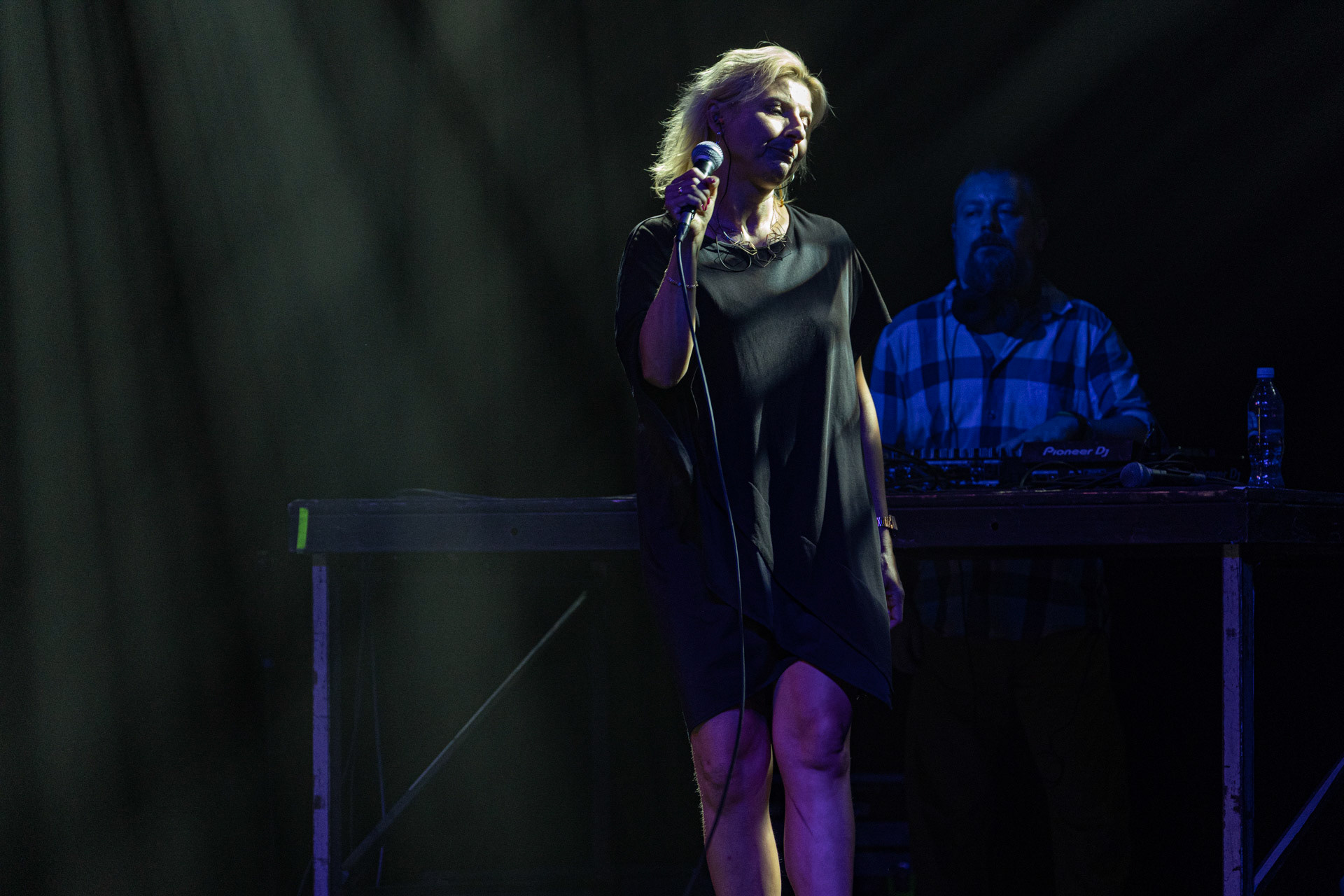 30.08.2022 Fundacja Bezpieczne Niebo wraz z klubem Progresja serdecznie zapraszają na specjalny koncert charytatywny dla Szymona Stankiewicza, który walczy z nowotworem.  KASIA NOWICKA - NOVIKA (wraz z DJ Spox).Od lat jedna z najbardziej aktywnych postaci na polskiej scenie muzycznej.Wokalistka, która początkowo udzielała się w zespole Futro i u boku Smolika, asolowo zadebiutowała w 2006 roku albumem „Tricks Of Life” nominowanym doPaszportu Polityki. Kolejne płyty: „Lovefinder” (2010) i album z remixami „Mixfinder” (2011) zostały nagrodzone Fryderykami w kategorii klubowej. Ostatni solowy album Noviki zatytułowany „Bez Cukru” ukazał się w 2019 roku i zebrał świetne recenzje, a piosenki „Lekko” i „Słabości” często gościły na antenach radiowych. W roku 2021 Novika obchodziła jubileusz 20 lat obecności na scenie i wydała z tej okazji album z nowymi wersjami jej przebojów – Novika 2.0.Chociaż nie gra już jako dj, Novika regularnie występuje wokalnie w klubach w całym kraju w ramach duetu Novika &amp; Mr.Lex. Zagrała na najważniejszych polskich festiwalach (Open’er, FreeForm, Audioriver, Tauron Nowa Muzyka). Od przeszło 15. lat prowadzi również autorskie audycje radiowe. Gościła już na antenach wielu stacji, obecnie prowadzi audycję Lekko w Radiu KAMPUS.Organizacja Progresja i Fundacja Bezpieczne Niebo. fot. Andrzej Wasilkiewicz/kaziq.com