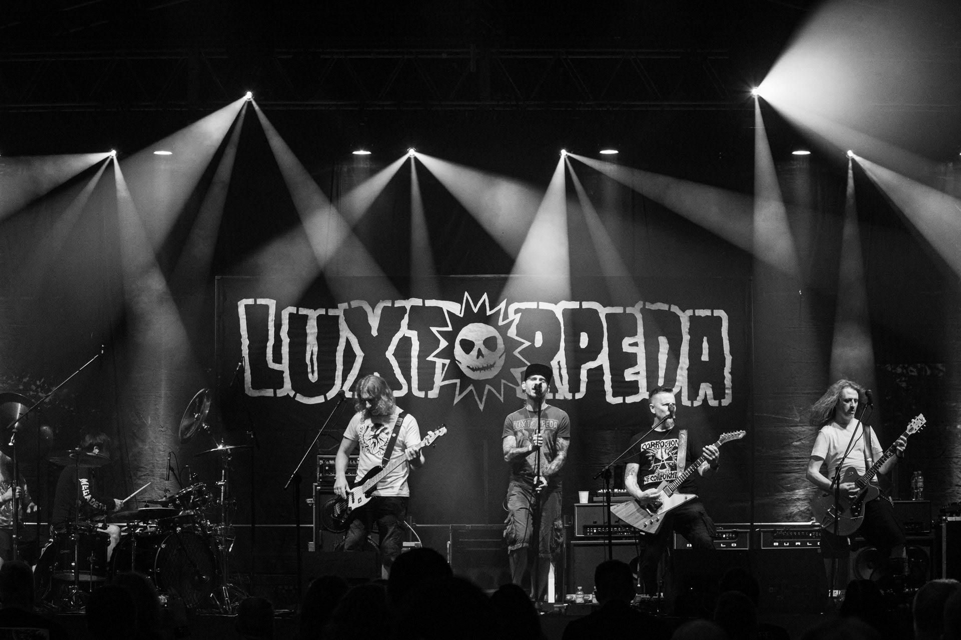 Koncert Luxtorpeda 10 urodziny. Warszawa Progresja.Gramy do Woli.n/z.Robert „Litza” Friedrich – gitara, wokal,n/z.Przemysław „Hans” Frencel – wokal, rapn/z.Robert „Drężmak” Drężek – gitaran/z.Krzysztof „Kmieta” Kmiecik – gitara basowan/z.Tomasz „Krzyżyk” Krzyżaniak – perkusjaFot. Andrzej kaziq Wasilkiewicz/Reporter