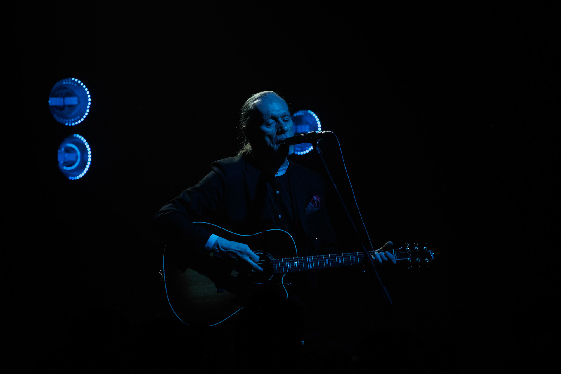 22.01.2022 koncert Me And That Man w Warszawie,Klub Progresja,n/z John Porter - gitara, wokal, Nergal znany jest z szerokich horyzontow muzycznych. Lider Behemoth nigdy nie kryl swojej sympatii do lzejszej, klimatycznej muzyki, spod znaku country, folku, bluesa. Dowodem jest zespol Me And That Man.Fot. Andrzej Wasilkiewicz/Reporter