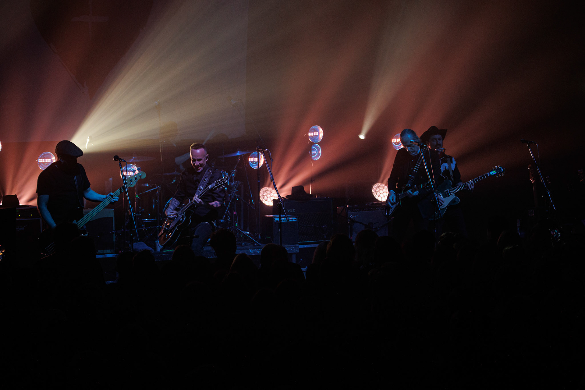 22.01.2022 koncert Me And That Man w Warszawie,Klub Progresja,n/z Adam Nergal Darski - gitara, wokal,n/z John Porter - gitara, wokal,n/z Lukasz Kumanski - perkusja,n/z Matteo Bassoli - bass, wokal,n/z Sasha Boole - gitara, wokal,Nergal znany jest z szerokich horyzontow muzycznych. Lider Behemoth nigdy nie kryl swojej sympatii do lzejszej, klimatycznej muzyki, spod znaku country, folku, bluesa. Dowodem jest zespol Me And That Man.Fot. Andrzej Wasilkiewicz/Reporter