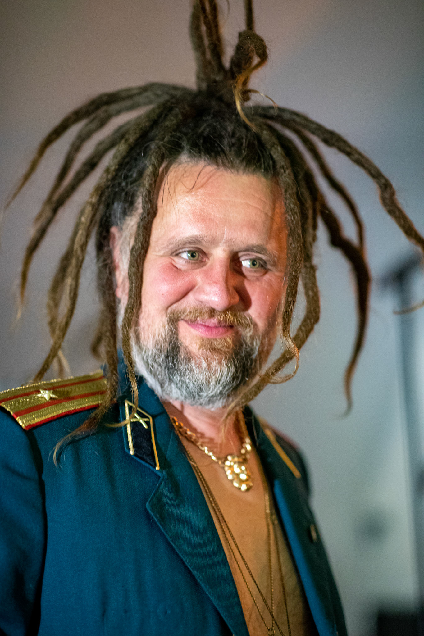 The Novorodkens, koncert w Warszawie, Dj Szneptuch – szczebiot czołowy, bas, chórki, sample, batuta i szpicrutaMagister Hitler – bas, wokaliza, chórki, gitara rytmiczna, najebkaDoktor PajHIVo – bębny, bongosy, gitara solowa, umiejętności wokalne, chórkiProfesor Gówniarz – lewizna wokalna, zwięzła i chóralna, wyprowadzanie ciosówProdziekan Pinglarz – uprawomocniony głos ścisły tudzież kantor, cytaty z brewiarzaInżynier Królewicz – gitara rytmiczna, solowa, przypowieści, świergoty i treleDocent Niedziwara – melodyka, chórki, kwilenia i jęki, odczynianie uroków, gusłaMrówka - perkusja,Hacrmistrz Gruczoł – walka z upośledzeniem, choreografia i obsługa gastronomiczna