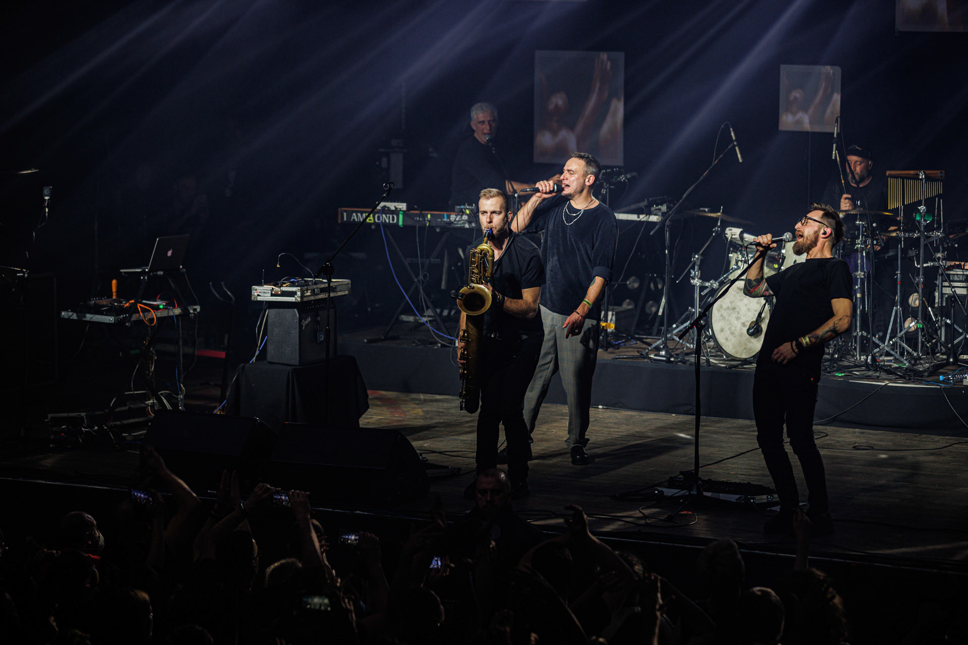 Lao Che - „Trasa Pozegnalna - No to Che”  17.11.2021 Warszawa klub Stodola.n/z Hubert „Spiety” Dobaczewski – wokal, gitara rytmiczna,n/z Rafal „Zubr” Borycki – gitara basowa,n/z Karol Gola – saksofon barytonowy, flet, instrumenty klawiszowe,n/z Filip „Wieza” Rozanski – instrumenty klawiszowe,n/z Maciek „Trocki” Dzierzanowski – instrumenty perkusyjne,rock alternatywny, crossover, rock, metal, folk, piosenka aktorska, elektro, słuchowisko,fot. Andrzej Wasilkiewicz/REPORTER