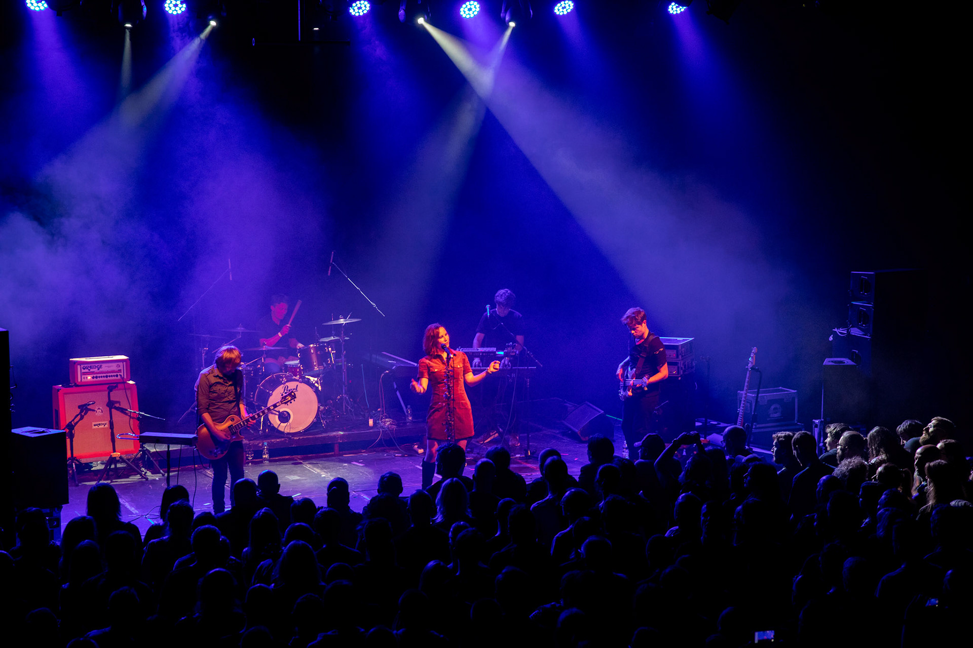 The Gathering: holenderska grupa rockowa, trasa The Gathering_30th Anniversary od doom-metalowego brzmienia z lat 90 po melodyjne i klimatyczne rejony rocka, trip-rock, post-rock, metalu, czy shoegaze. Koncert Warszawa Progresja, HQ44

The Gathering w składzie:
Silje Wergeland – wokal
Rene Rutten – gitara
Hans Rutten – perkusja
Frank Boeijen – klawisze
Hugo Prinsen Geerligs – bass
fot. Andrzej kaziq Wasilkiewicz/Reporter