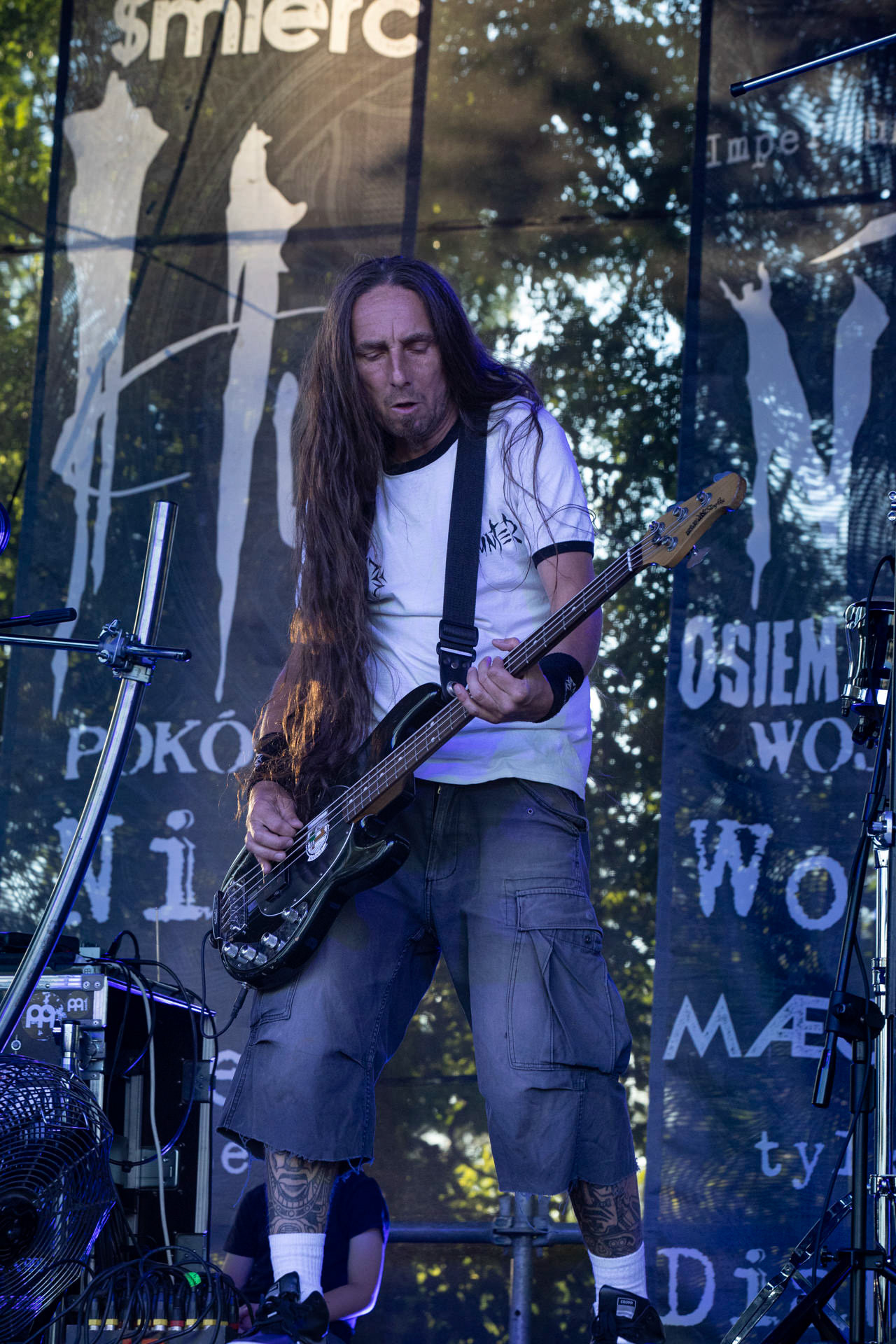 Hunter - postpandemoniczny koncert z okazji XXXV-lecia.Progresja - Gramy do Woli, Warszawa.Konrad „Saimon” Karchut – gitara basowa, Letnia Scena Progresji.fot. Andrzej Wasilkiewicz/Reporter