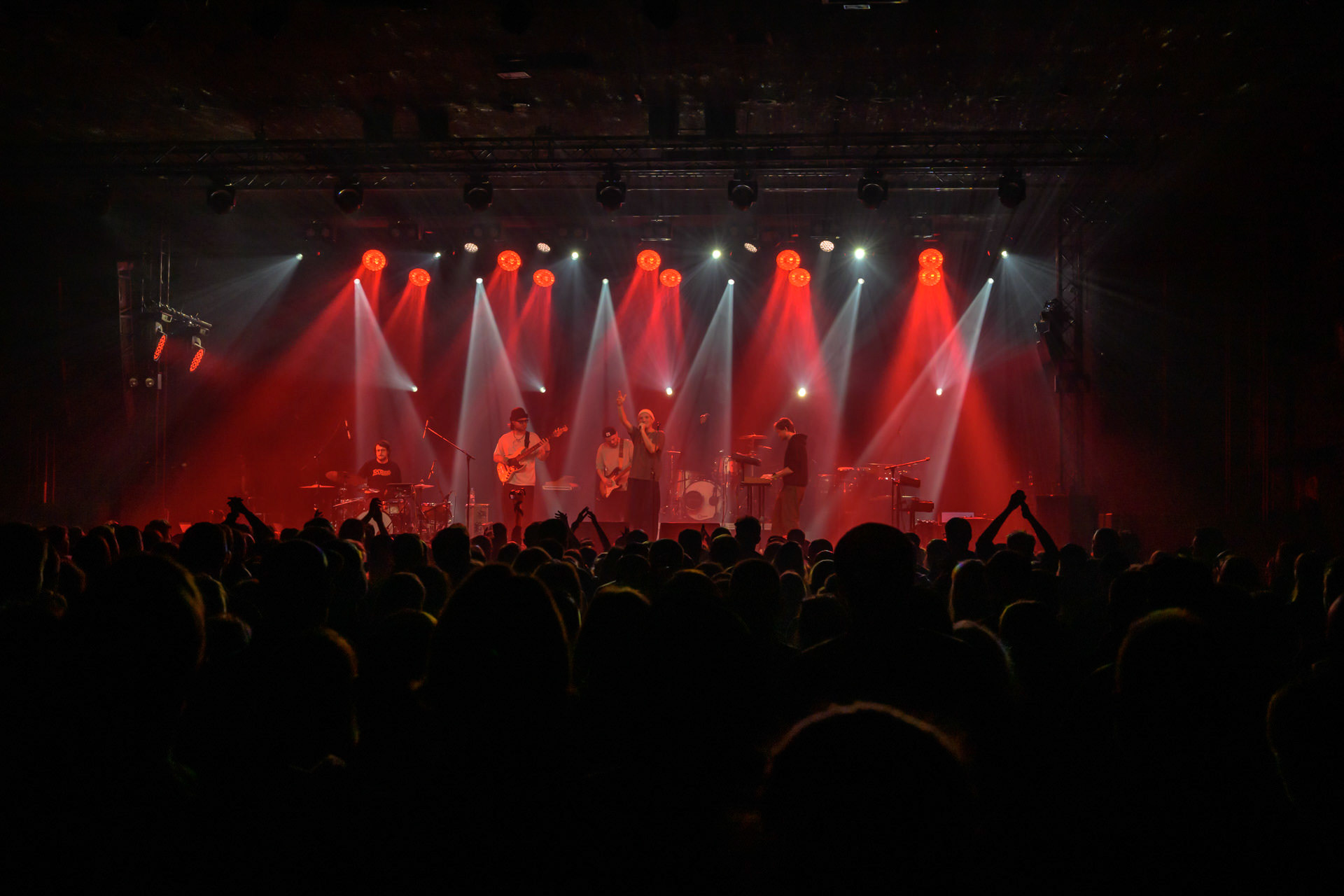 025.11.21 PLAWGO - adebiutował w 2024 albumem “LAURKI” pełnym rapowych love-songów, niekoniecznie słodkich. Na bitach pachnących to elektroniką, to klasycznym boom-bapem, rap PLAWGO jest ciepły i z przebojowym posmakiem. Klub Stodoła, fot. Andrzej Wasilkiewicz/kaziq.com