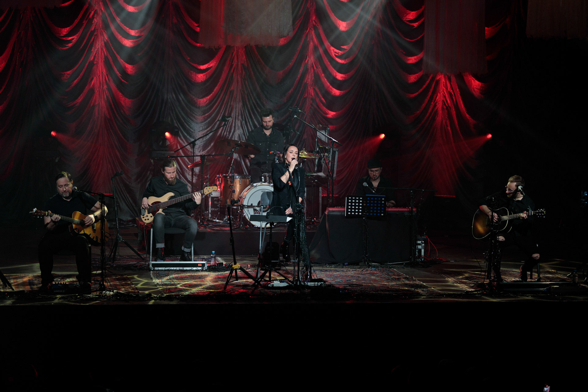 5.12.2021 Kasia Kowalska akustycznie w Klubie Stodola.n/z Kasia Kowalska - wokal,n/z Jerzy Runowski - gitara,n/z Pawel Grudniak - bass,n/z Marcin Karel - gitara,n/z Barek Pawlus - perkusja,Rock, rock progresywny, rock alternatywny, polski rock, pop-rock.fot. Andrzej Wasilkiewicz/Reporter