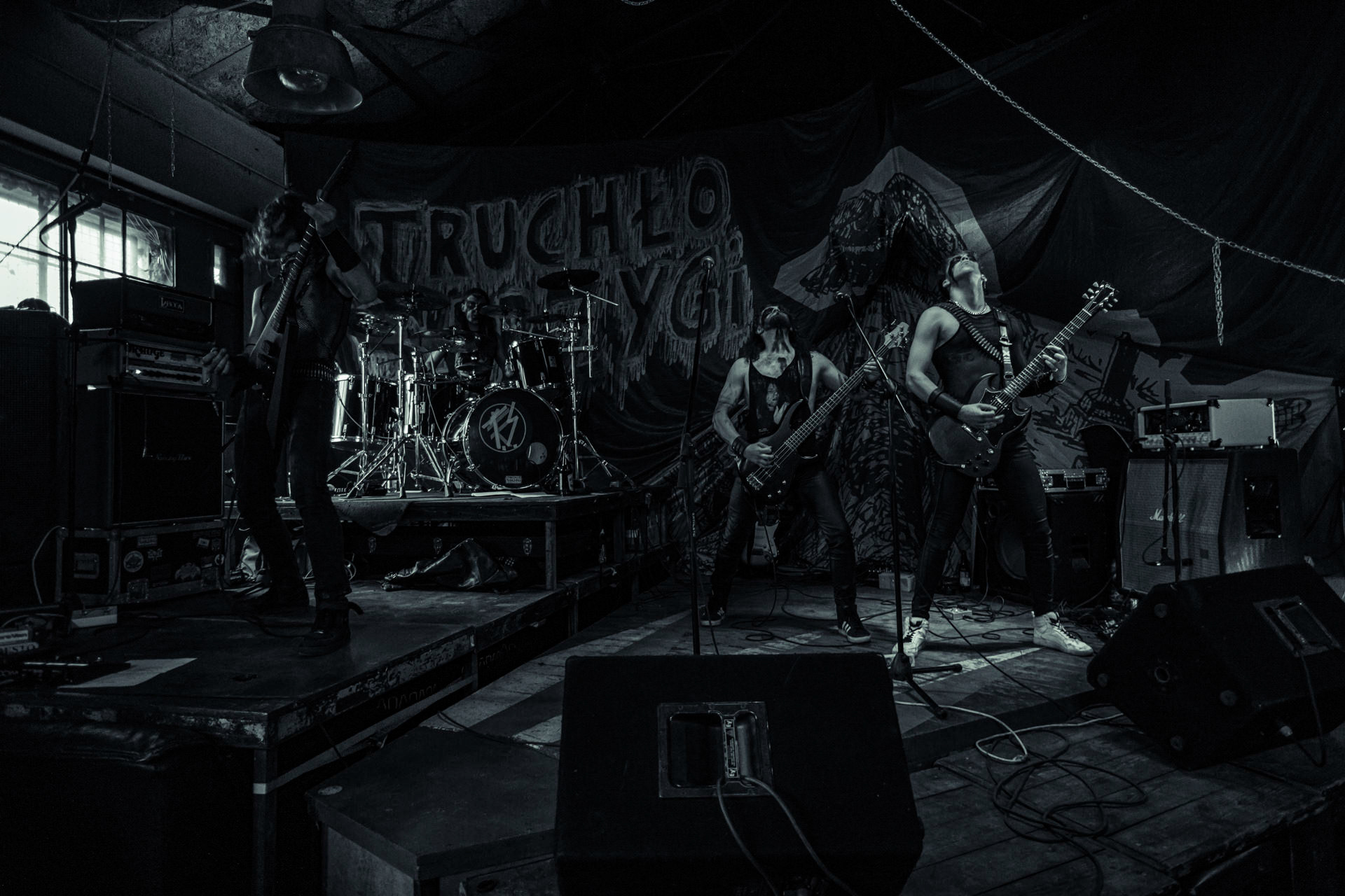 BAGNO (oldschool black/death)w składzie:Krzysiek - wokalKuba - gitaraThrasher - gitara Kacper - bassMaciek - garyDestrukcja i zgnilizna, wszystko czego nie chcesz usłyszeć a i tak się pojawisz, Druga fala dobrej muzy z Rzeszowa, bo pierwsza skończyła się w latach 90.Produkcja Left Hand Soundsfot. Andrzej Wasilkiewicz/kaziq.com