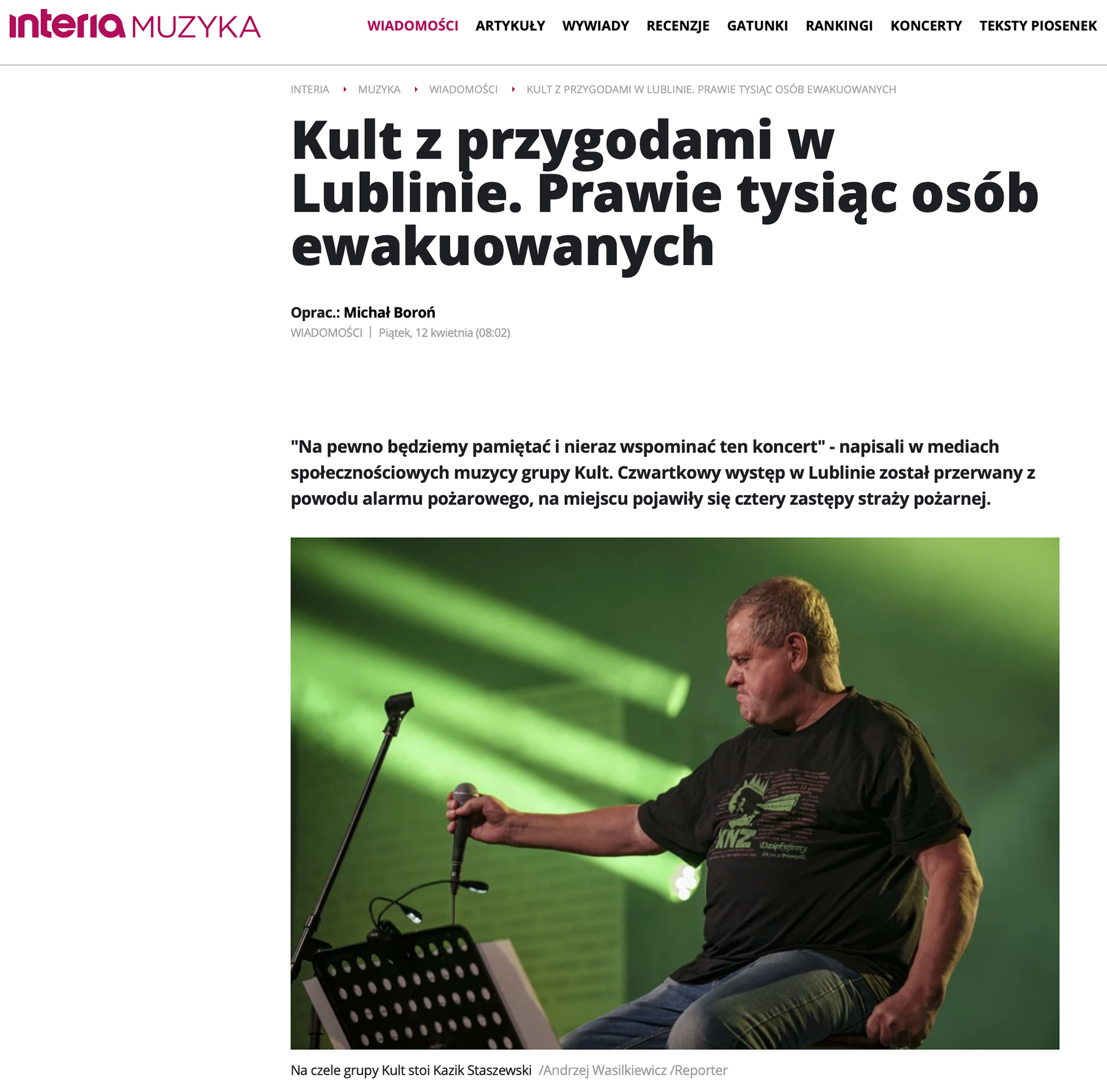 Po powrocie na scenę Kazik sięgnął po utwór ze swojego solowego dorobku - "Spalam się"..